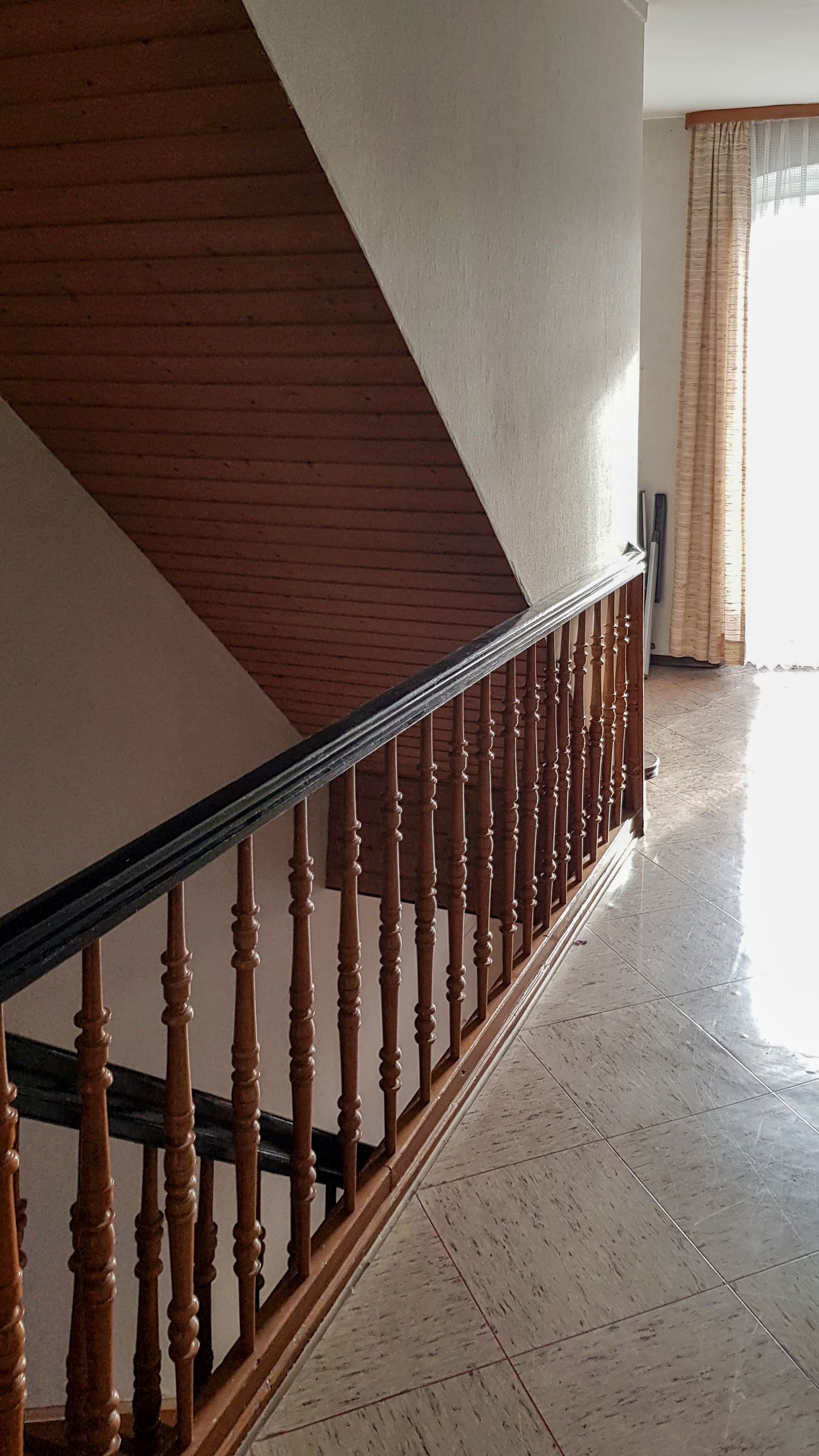 Altes Treppengeländer aus gedrechseltem Holz vor der Sanierung