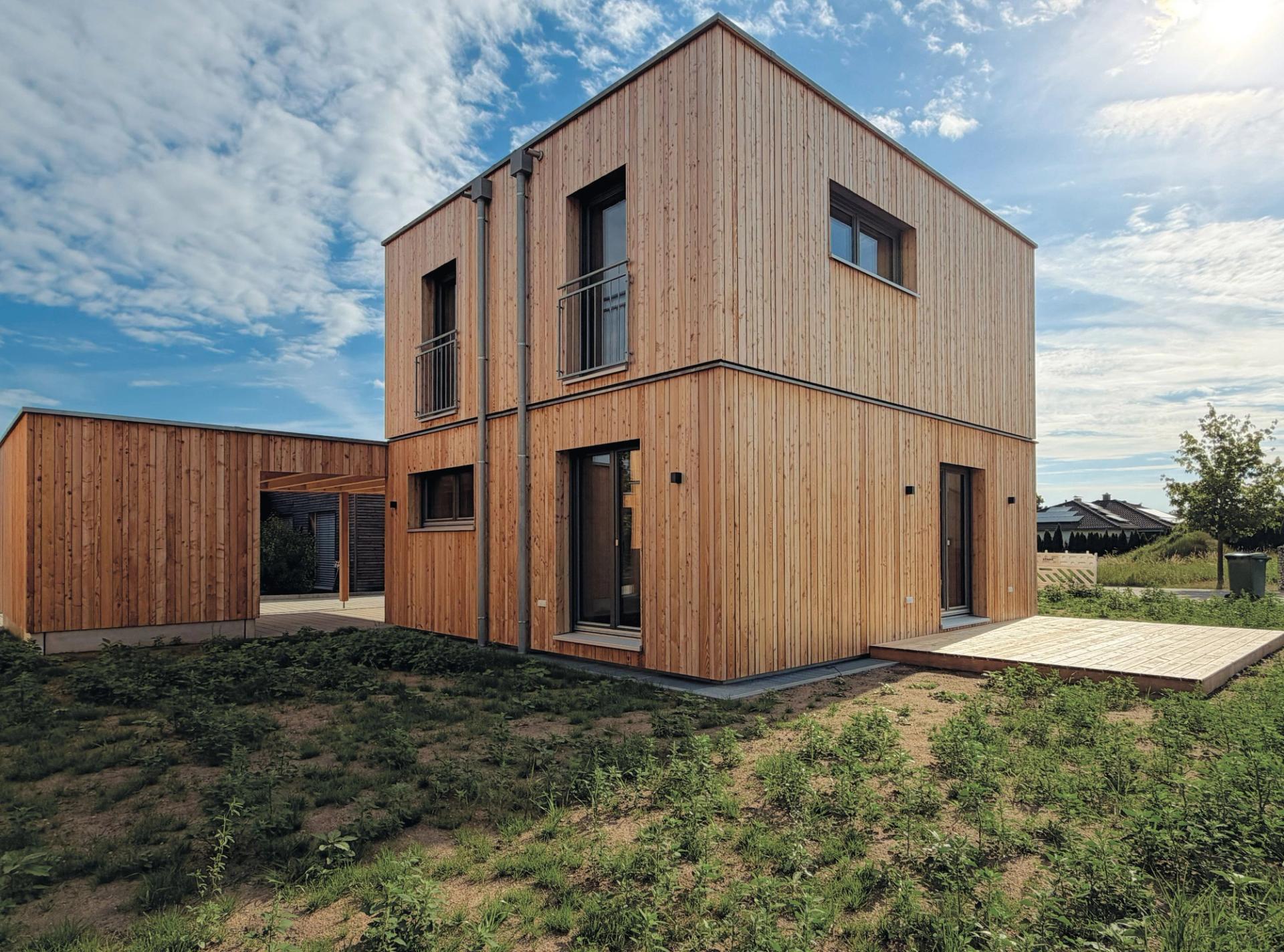 Modulhaus Wassertrüdingen — zweigeschossiges Holzhaus mit Lärchenfassade
