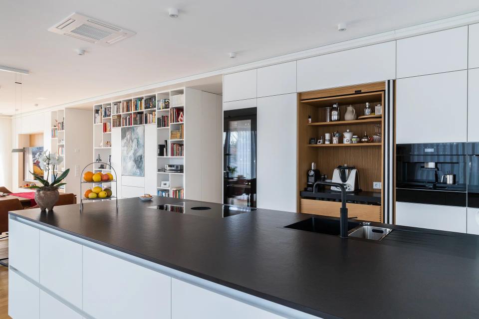 Moderne Küche mit Holzfront und Kochinsel aus der Schreinerei Stark