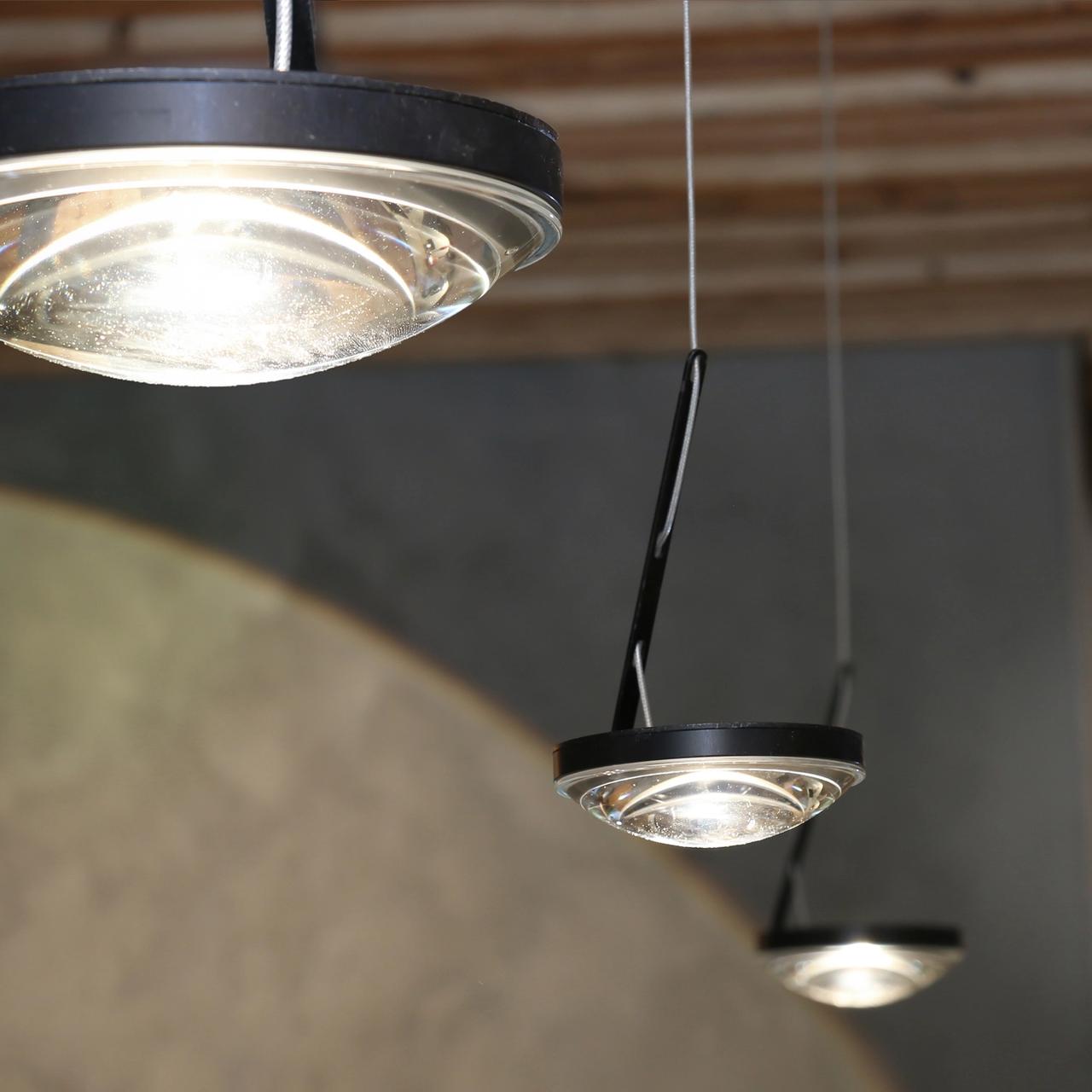Pendelleuchten mit Glaslinsen vor Altholzdecke im Eventkeller