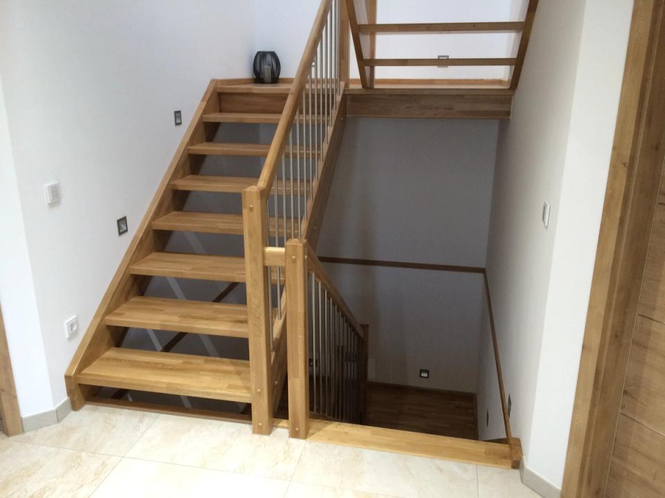 Offene Eichentreppe mit Edelstahlstäben und Holzgeländer