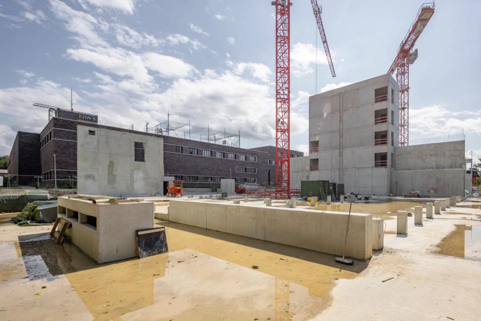 Betonfertigteile und Treppenhauskerne der Baustelle vor Feuerwache