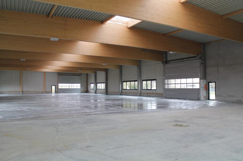 Schreinerei Wörnitzostheim — Produktionsgebäude, Holzständerwerk innen, Außenansicht