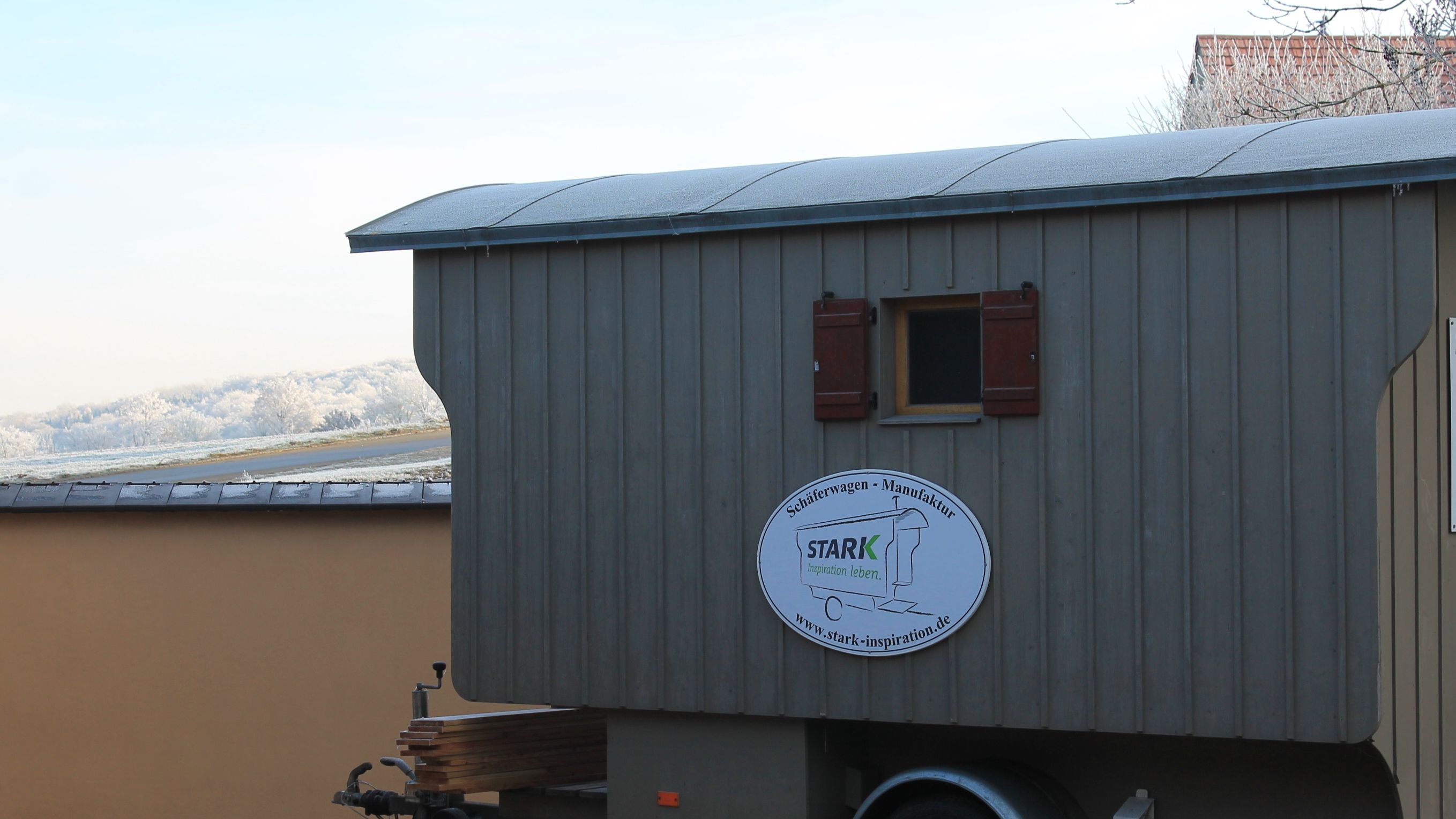 Die Schäferwagen-Sauna aus der eigenen Manufaktur auf der Wiese am Bahnhof