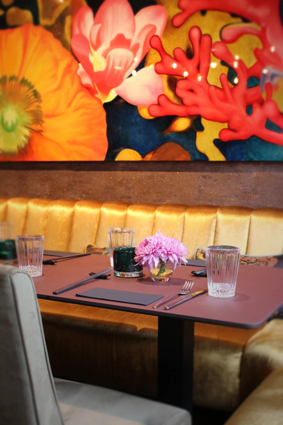 Restaurant München — asiatisches Restaurant mit bunten Barhockern, Holzvertäfelung, stilvolles Interieur