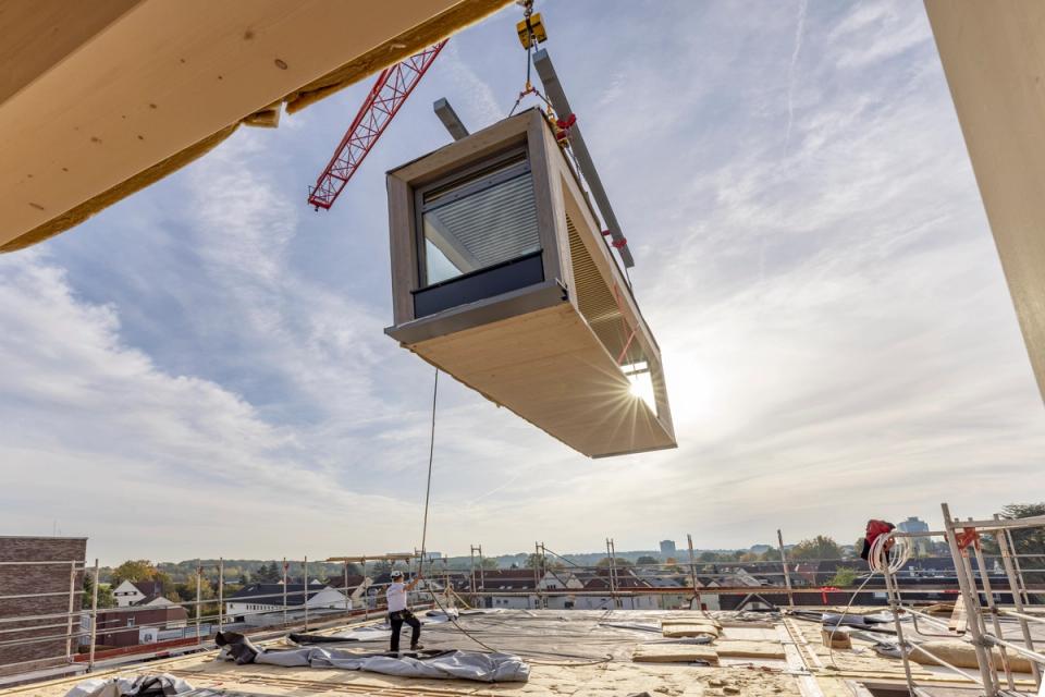 Fassadenmodul schwebt im Gegenlicht der Sonne über dem Dach