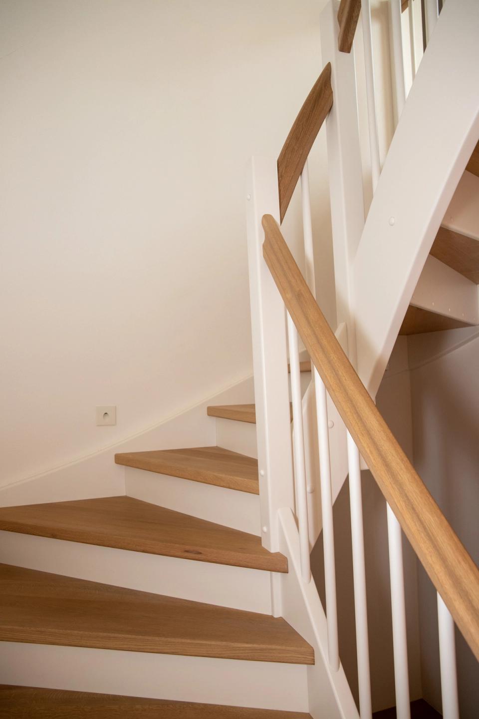 Treppe mit Eichenstufen, weißen Wangen und Eichenhandlauf