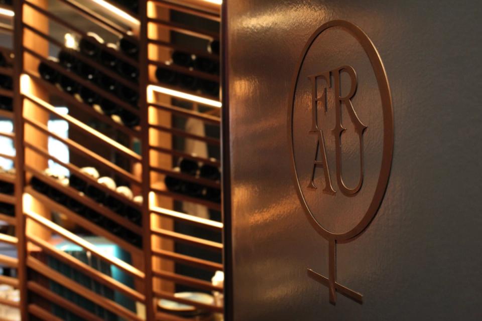 Restaurant München — asiatisches Restaurant mit bunten Barhockern, Holzvertäfelung, stilvolles Interieur