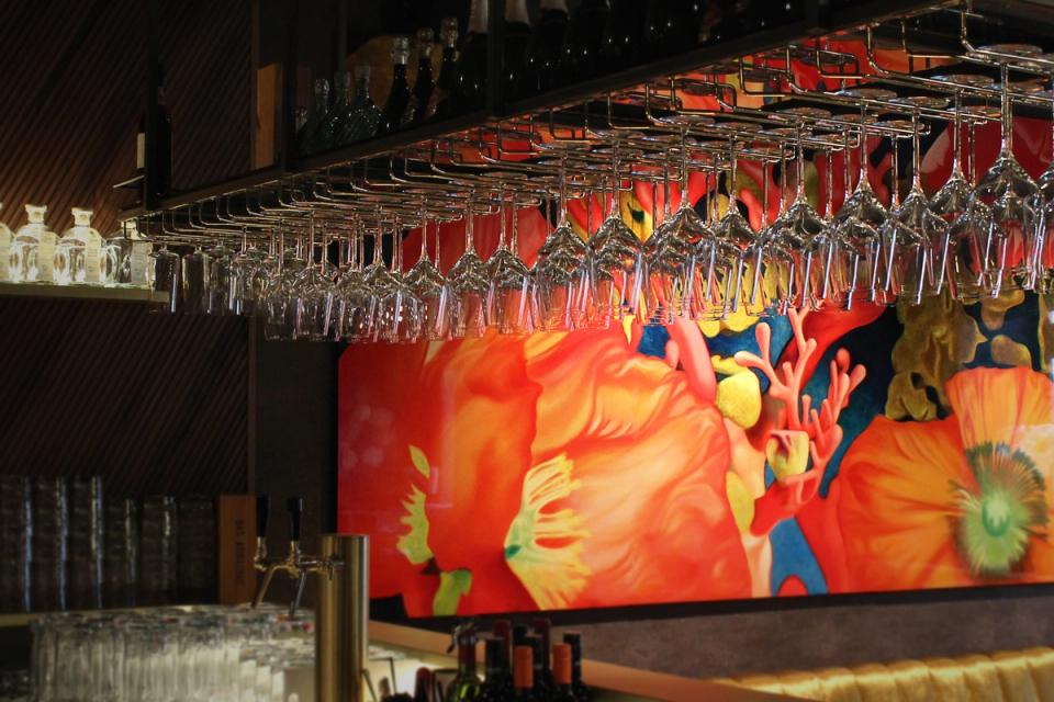 Restaurant München — asiatisches Restaurant mit bunten Barhockern, Holzvertäfelung, stilvolles Interieur