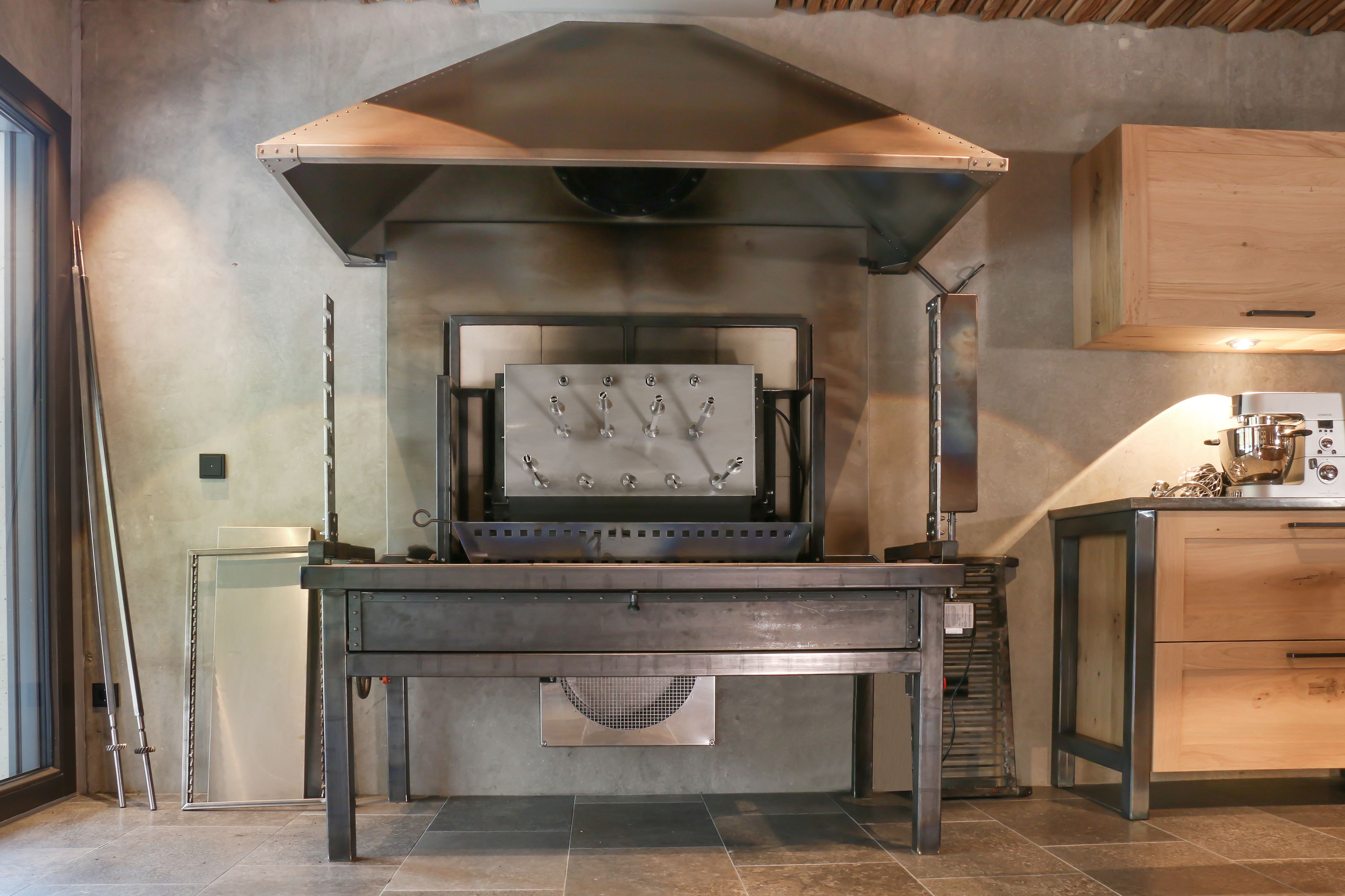 Indoor-Grillstation aus Stahl mit großer Abzugshaube im Eventkeller