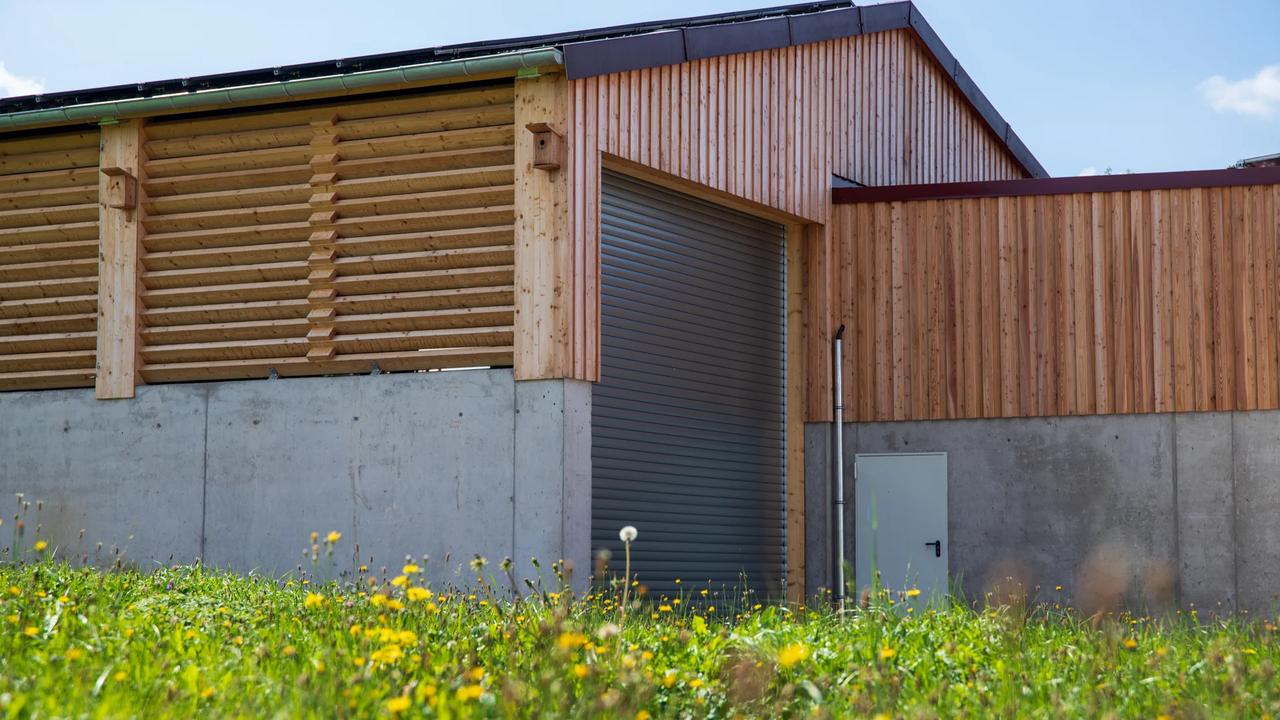 Wärmenetz Stopfenheim — Lagerhalle, Außenansicht Ostseite in Holz