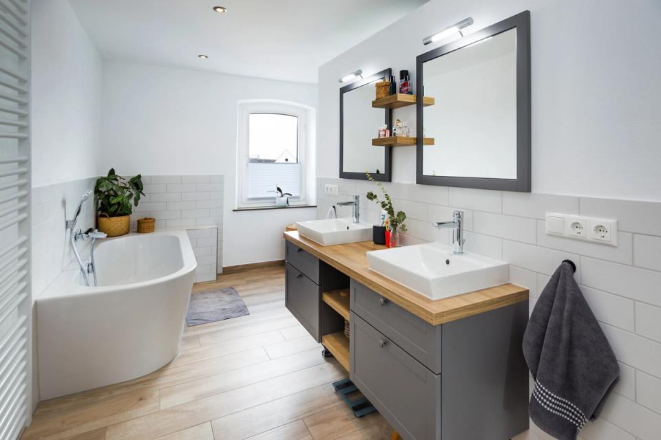 Modernes Bad mit Badewanne, Doppelwaschtisch und zwei Spiegeln