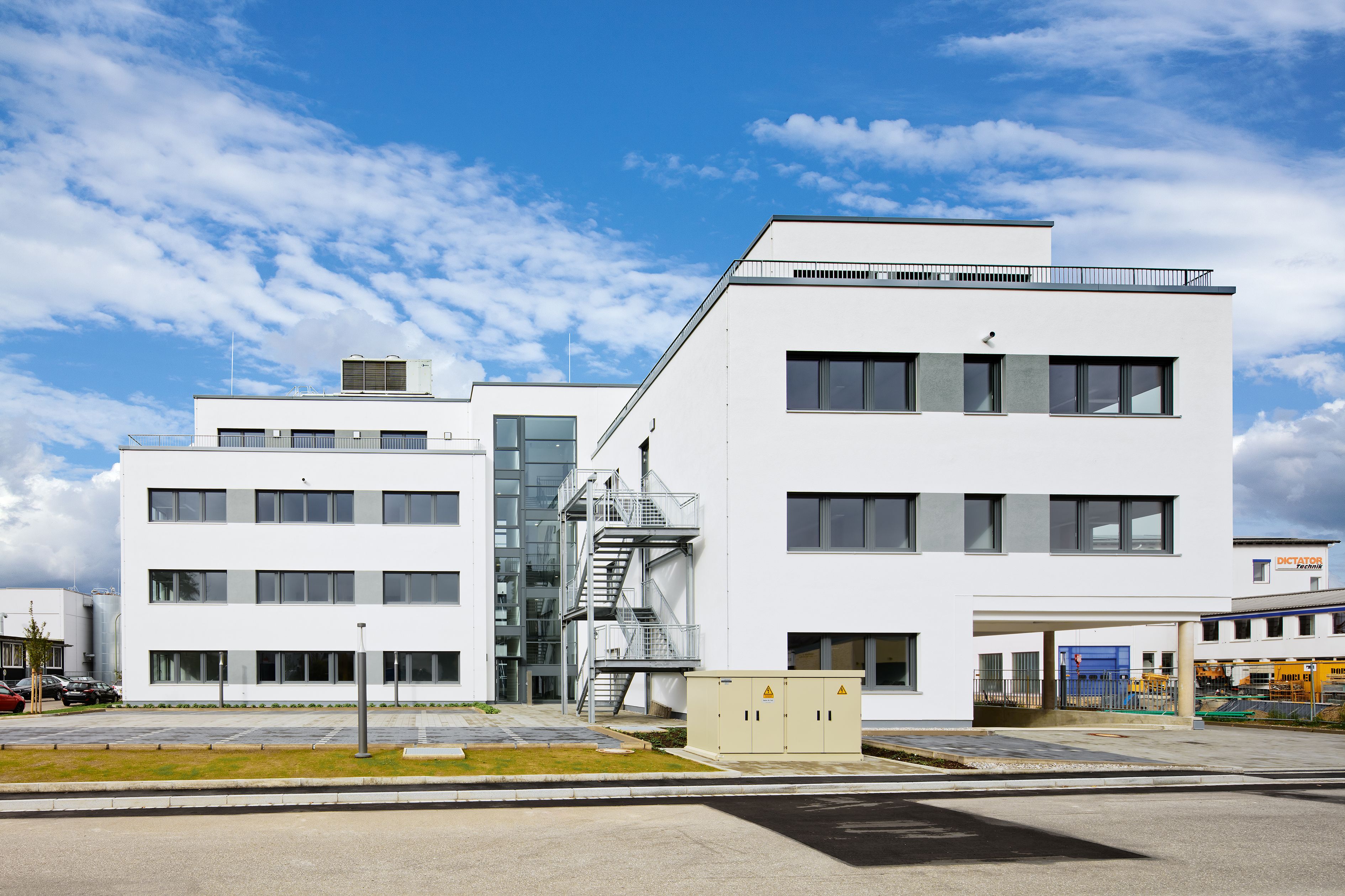 Bürogebäude Neusäß Außenansicht/Innenhof