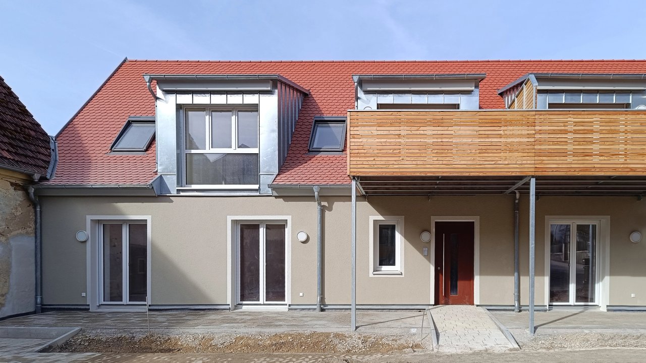 Saniertes Wohnhaus mit Ziegeldach, Gauben und Holzbalkon