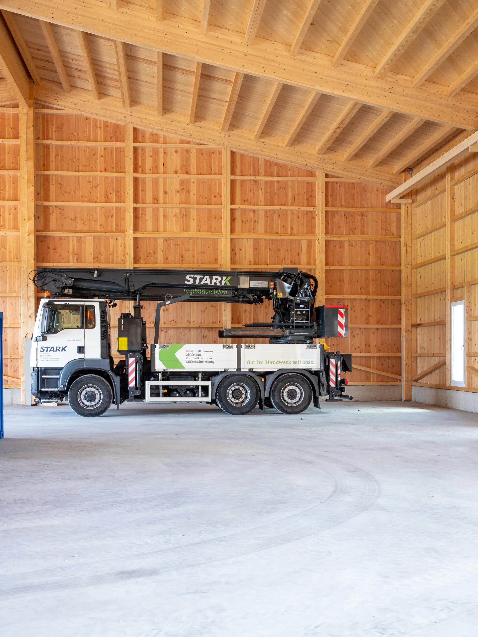 Käferholzhalle Auhausen — massive Holzdachkonstruktion, Balkenwerk