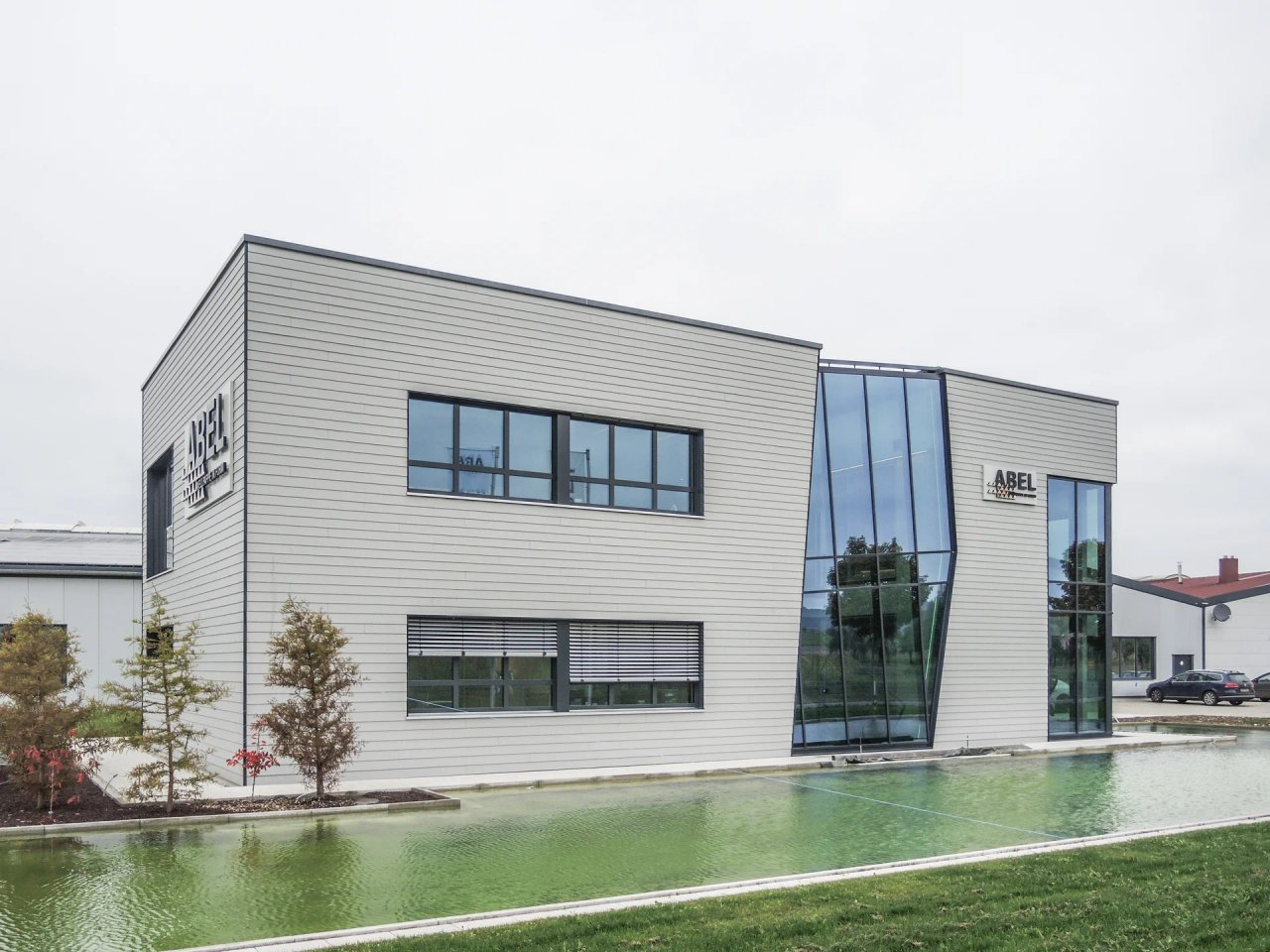 Bürogebäude Westheim — Außenansicht mit Wasserbecken