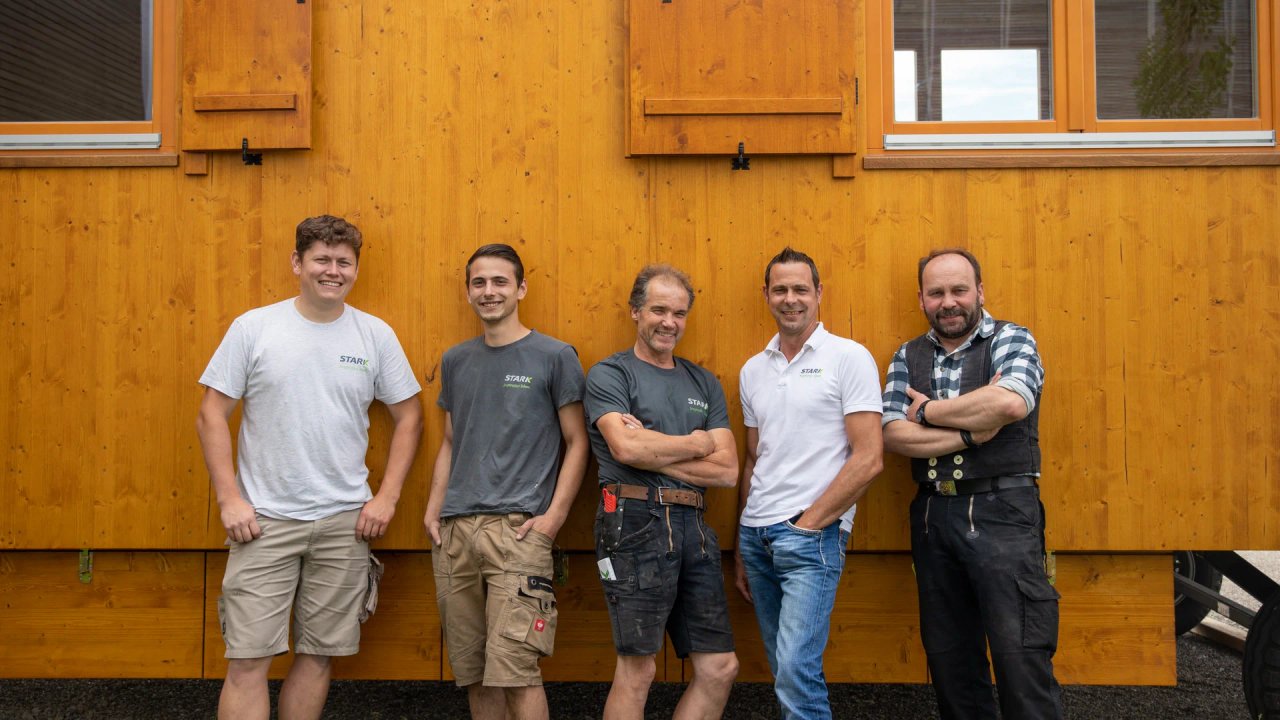 Das STARK-Team vor einem fertigen Waldkindergartenwagen