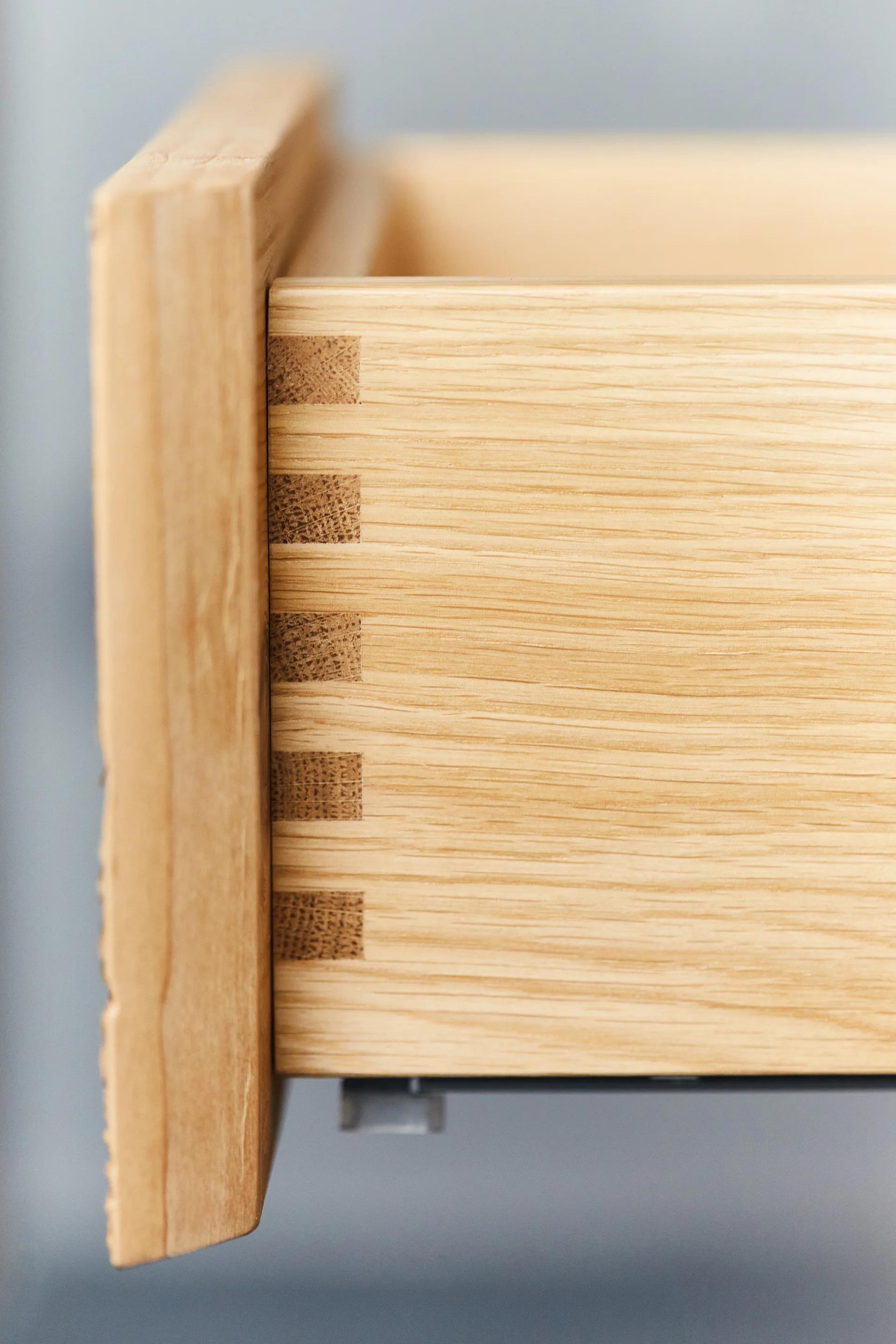 Zinkenverbindung an Schublade, Handwerks-Detail — Schreinerei Stark