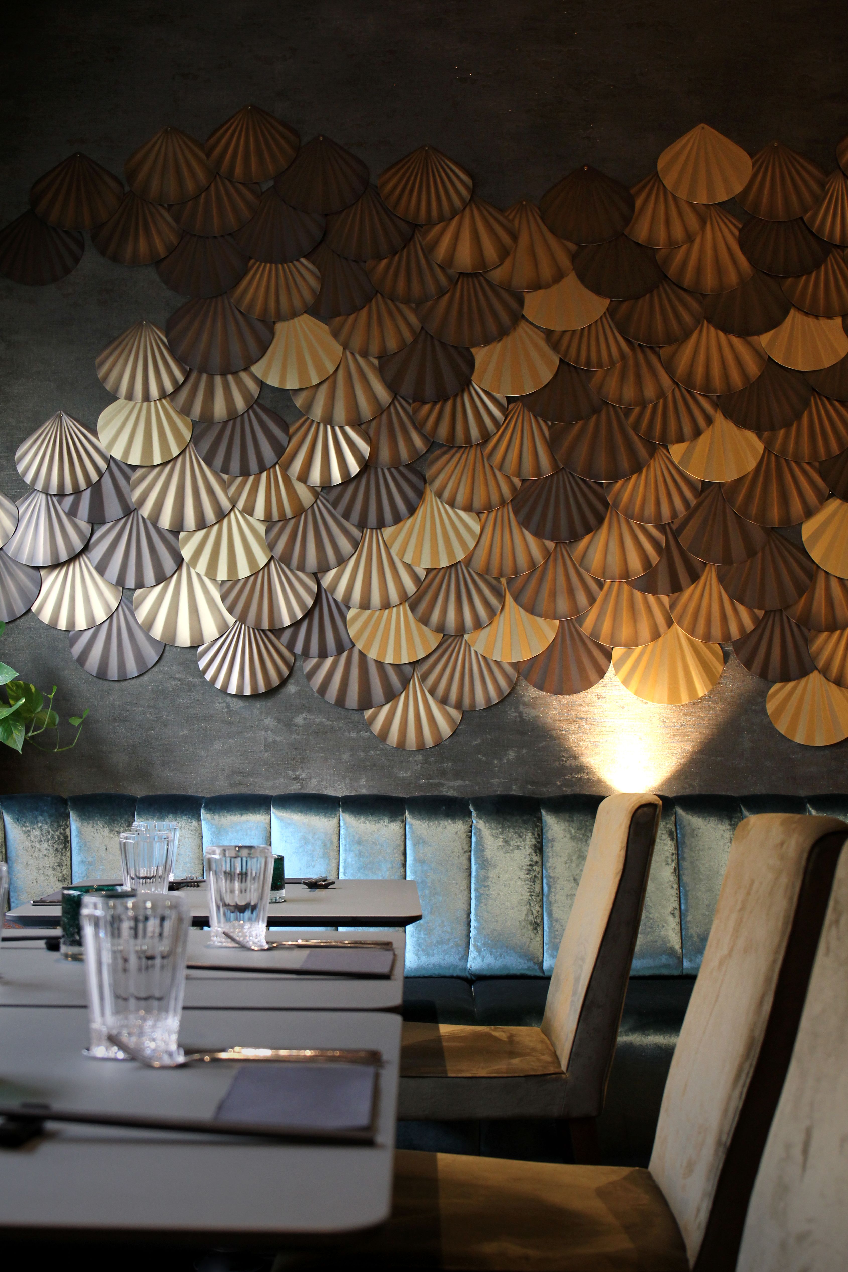 Restaurant München — asiatisches Restaurant mit bunten Barhockern, Holzvertäfelung, stilvolles Interieur