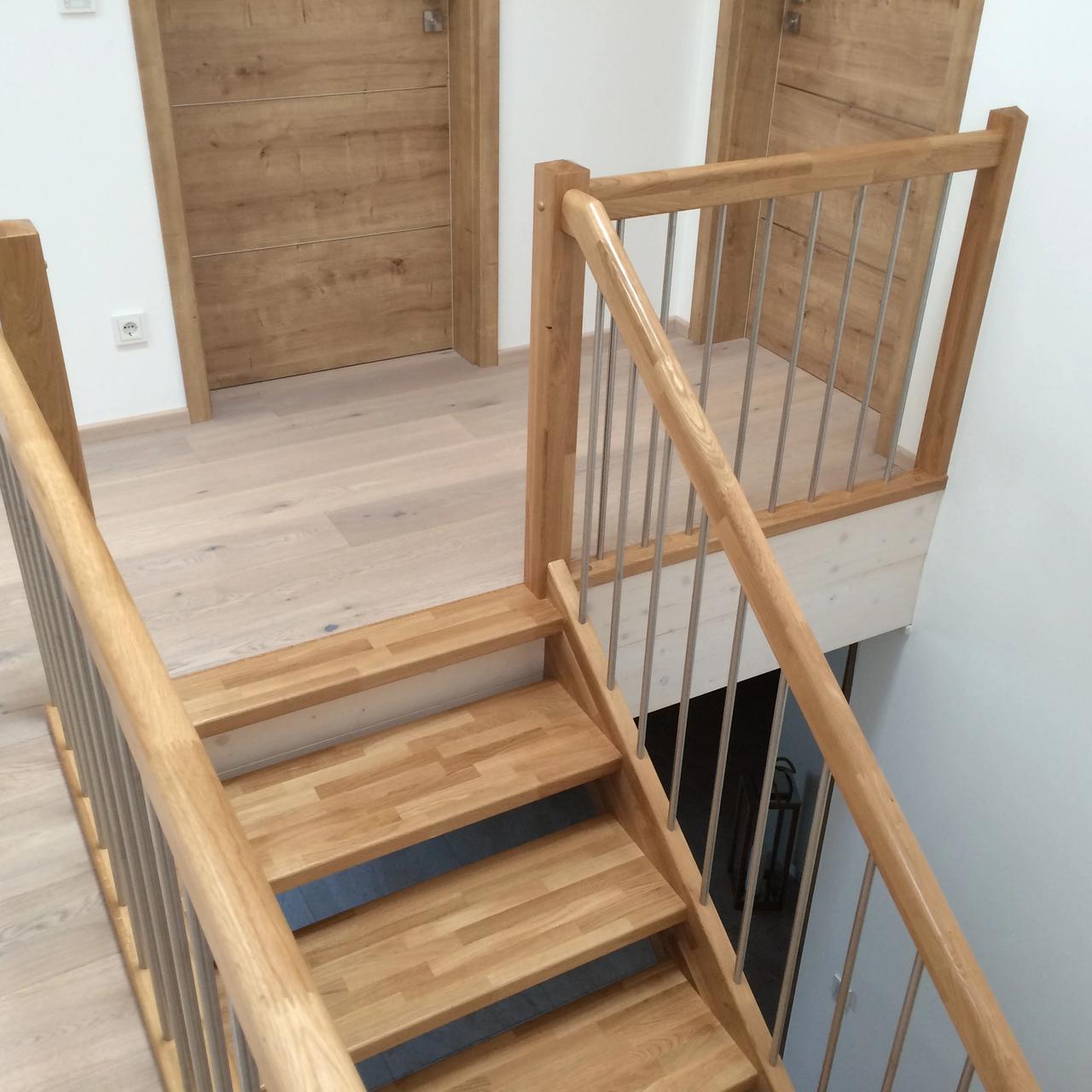Blick von oben auf Eichentreppe mit Edelstahlgeländer und Podest