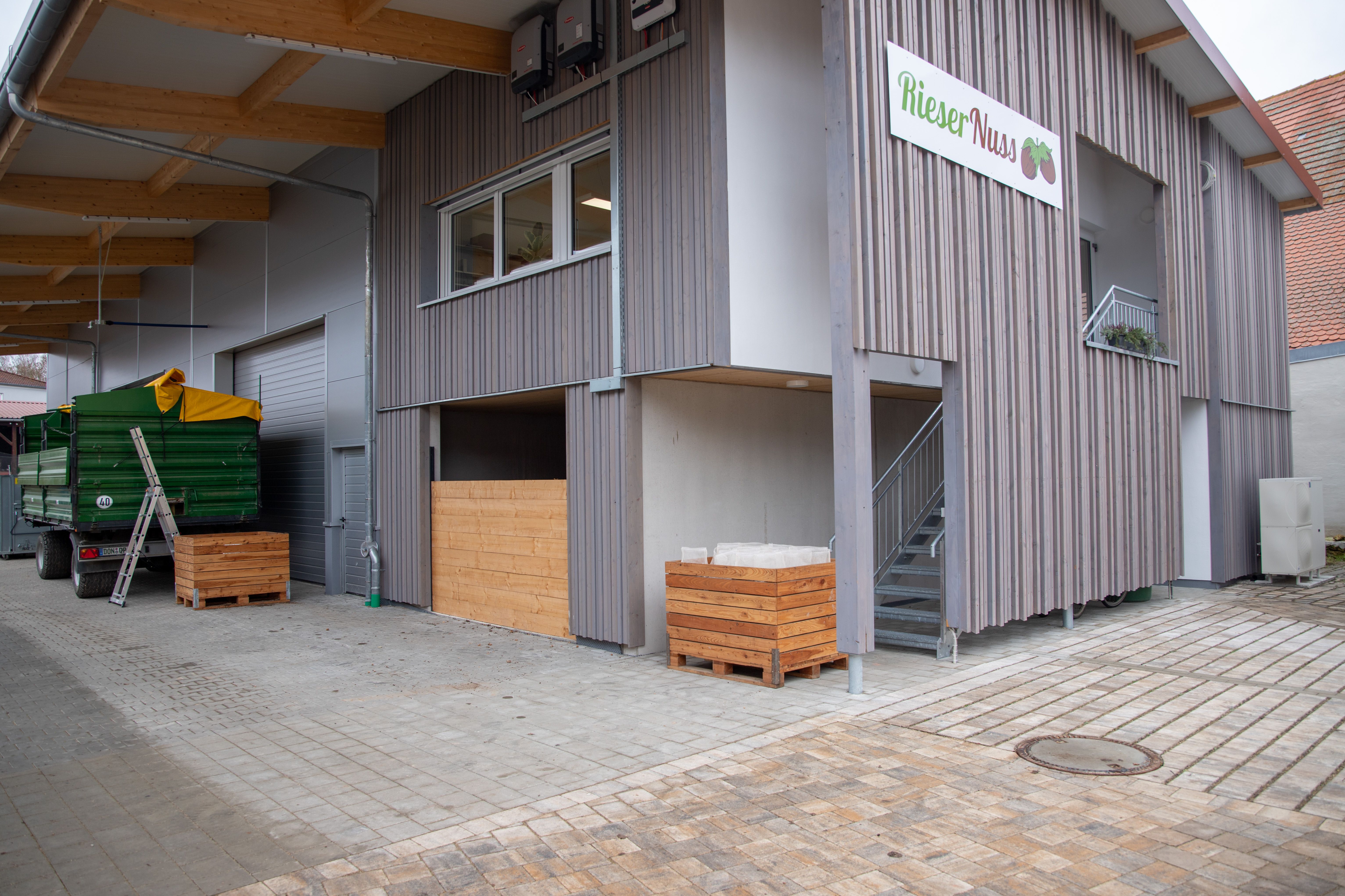 Büroanbau Nuss Öttingen — Gewerbegebäude mit Holzfassade, Außenansicht und Innenräume