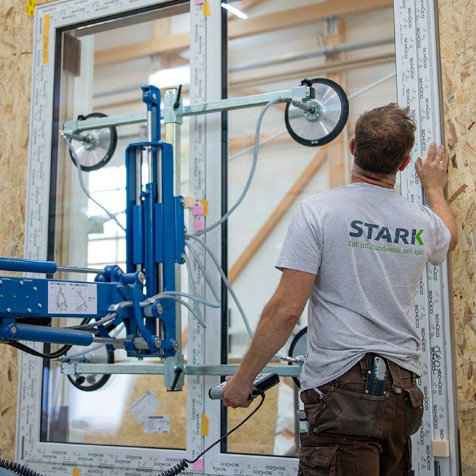 Mitarbeiter am Sägewerk — Vorfertigung bei Zimmerei Stark