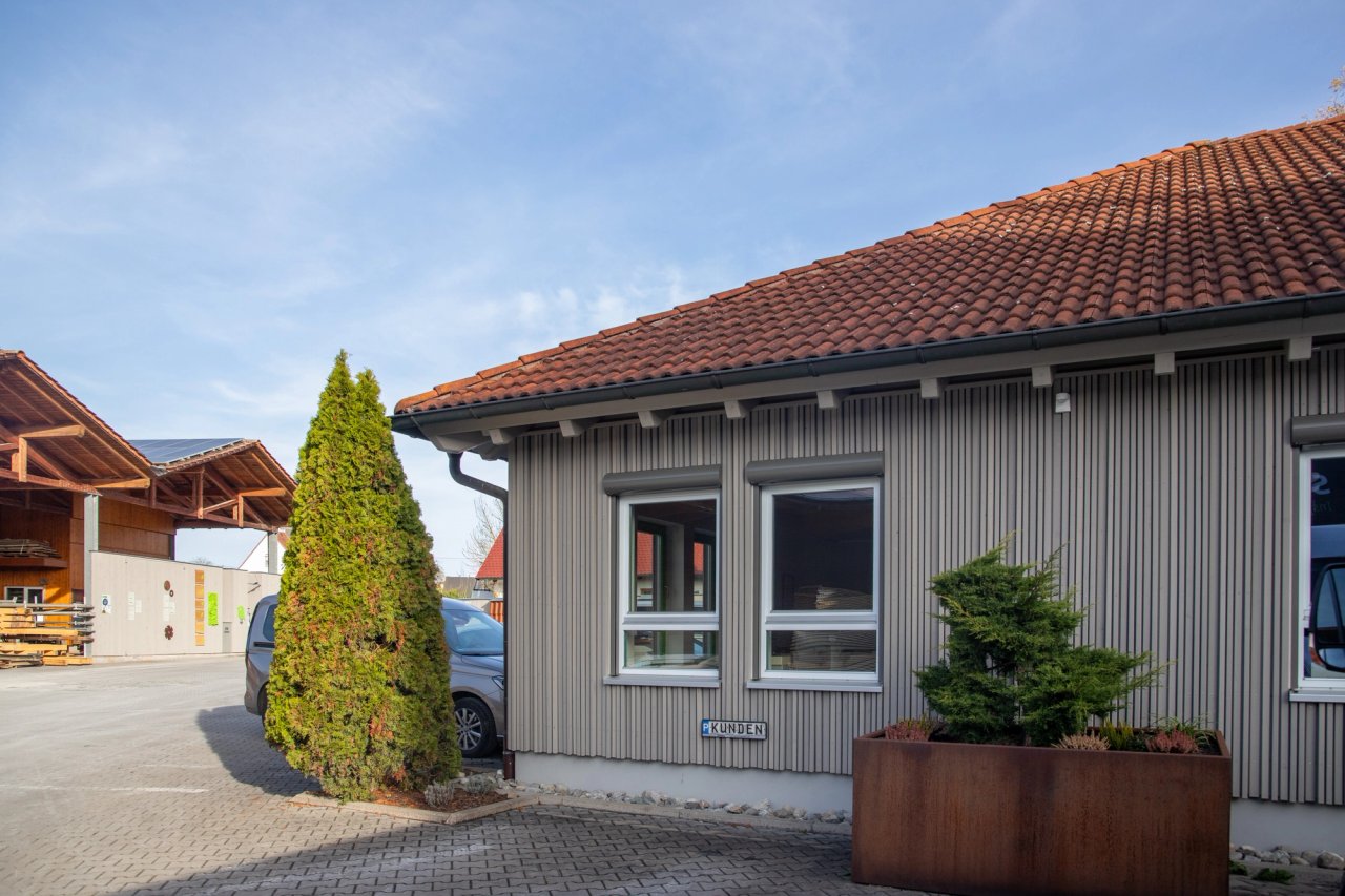 Das Ausstellungsgebäude der Zimmerei Stark in Auhausen von außen