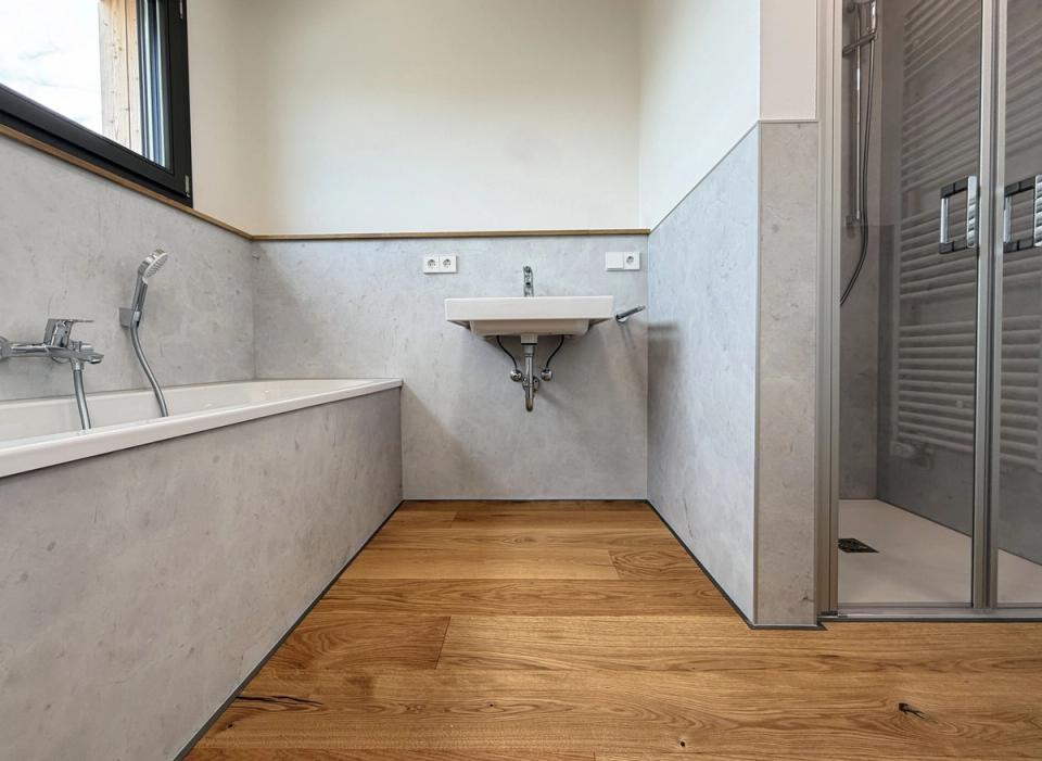 Bad mit Badewanne, Dusche und Eichenparkett