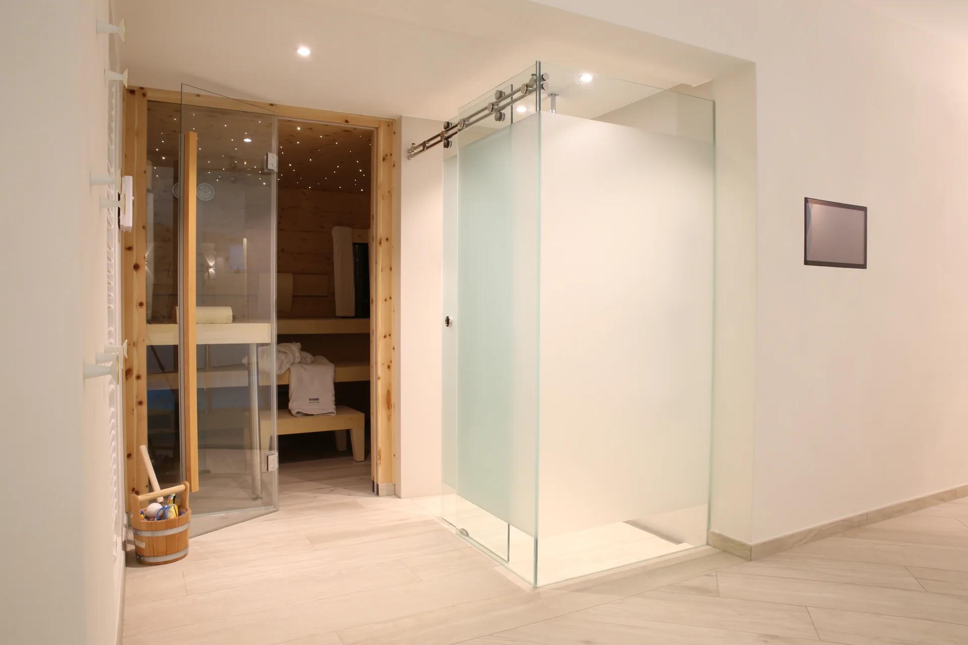 Einbausauna mit Glastür und Sternenhimmel in Grünwald
