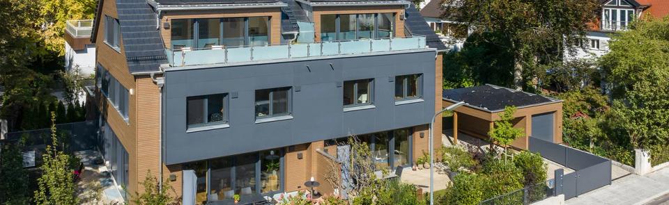 Modernes Doppelhaus in Holzbauweise mit Dachterrasse