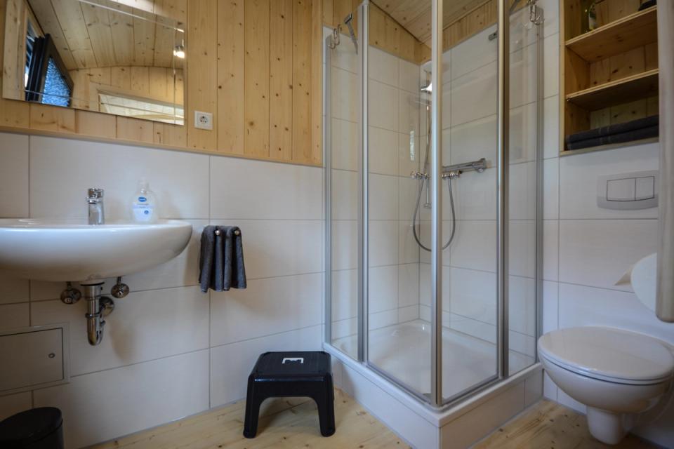 Kleines Bad im Ferienwagen mit Dusche, Waschbecken und WC