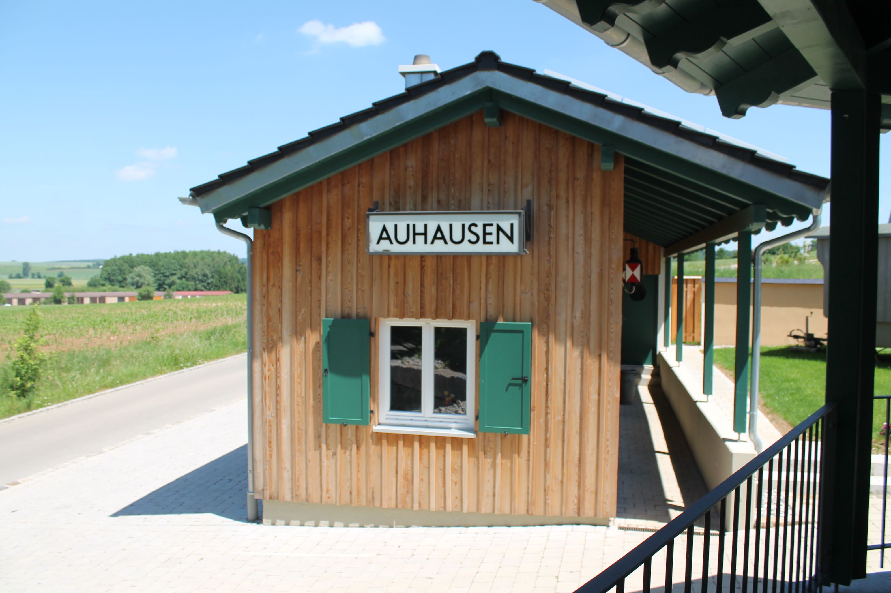 Das alte Bahnhofsgebäude Auhausen mit Stationsschild und Holzfassade
