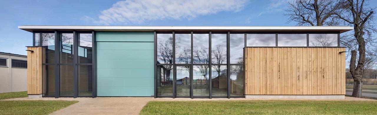 Energiehalle Triesdorf — moderner Zweckbau mit Holz und Glas