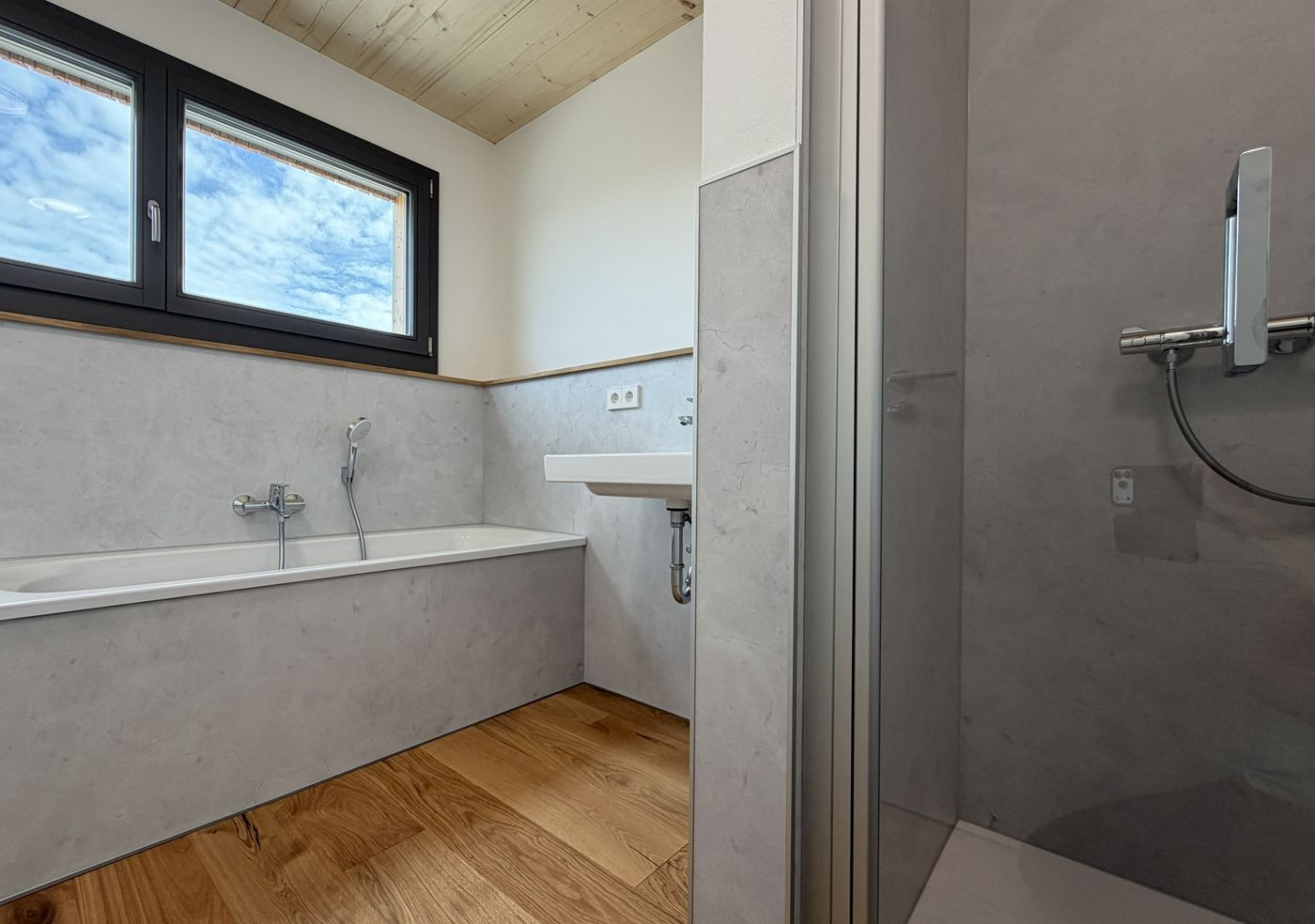 Badewanne und separate Dusche ergänzen sich im Obergeschoss.