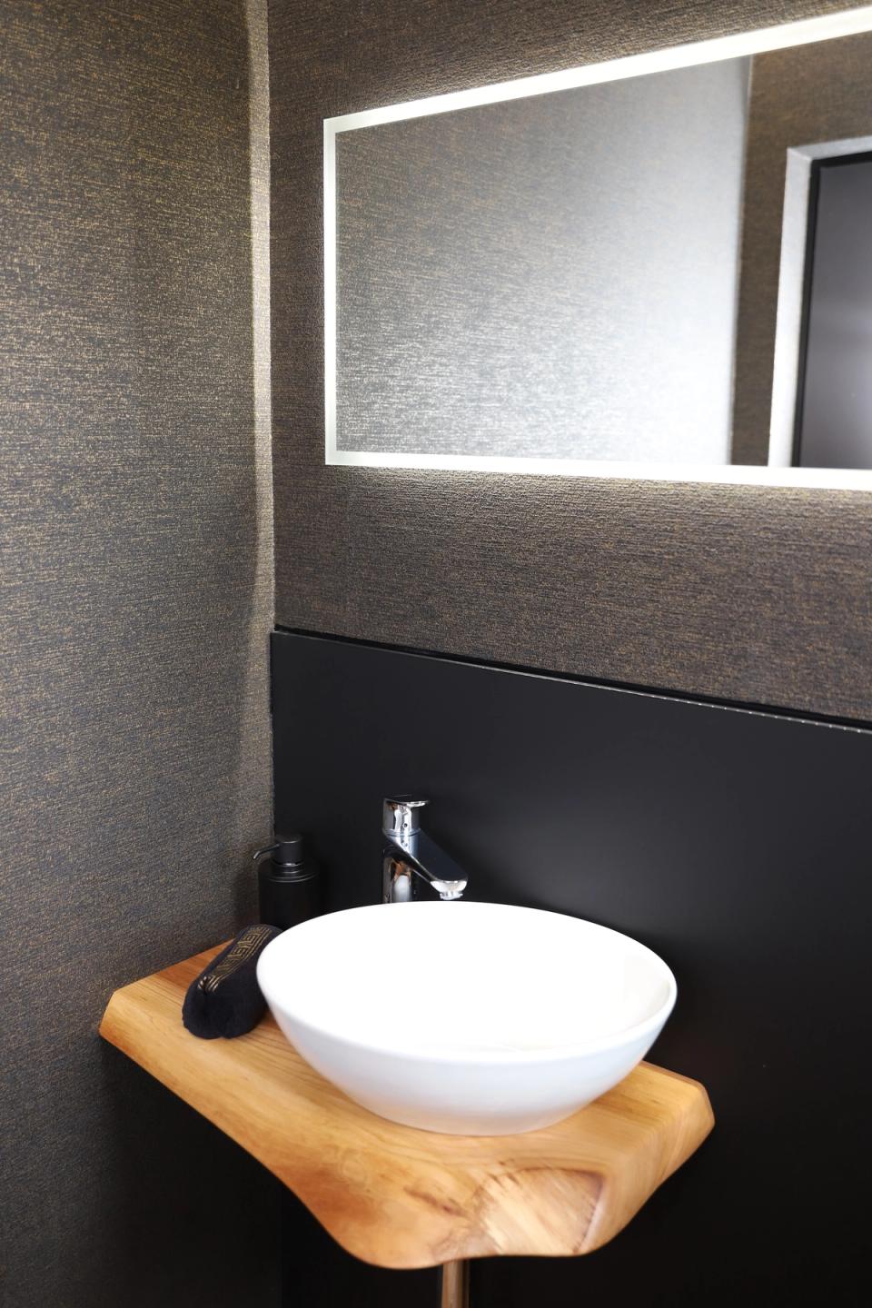Gäste-WC mit Aufsatzwaschbecken und Holzunterschrank