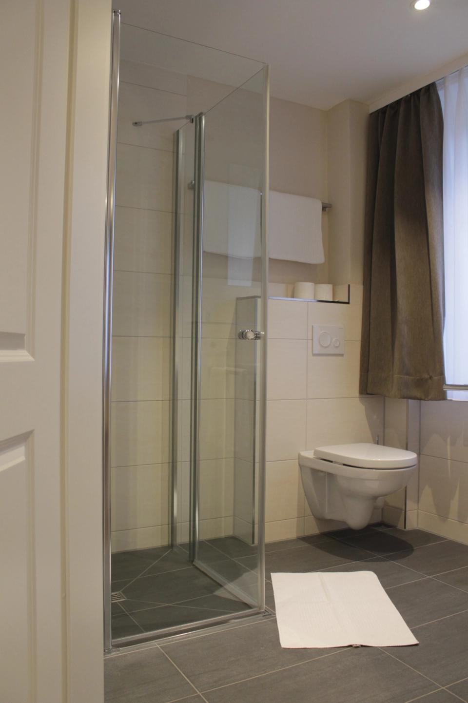 Hotel Feuchtwangen — Hotelbadezimmer mit Holzverkleidung