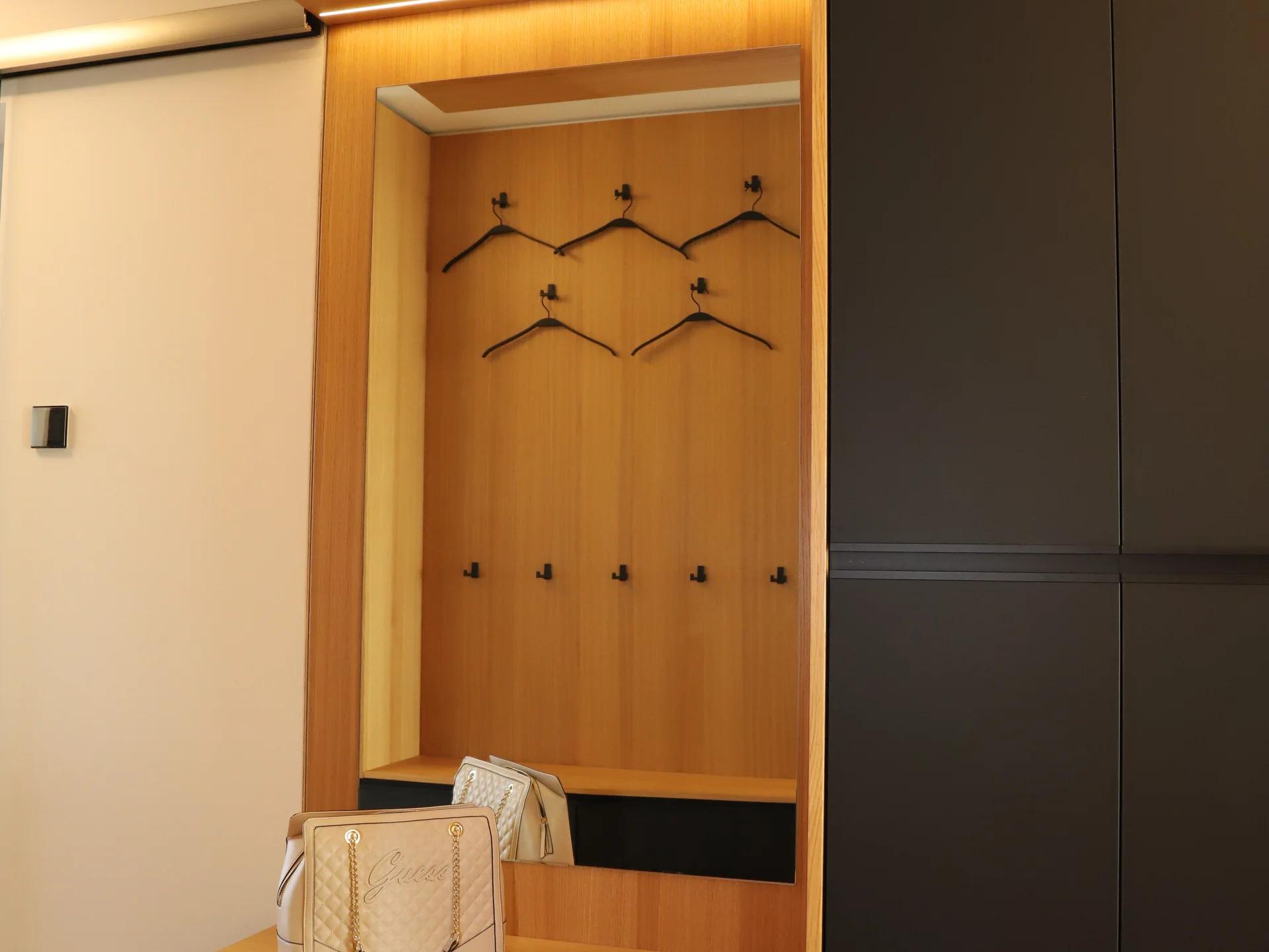 Garderobe mit Holzelementen — Möbelbau der Zimmerei Stark