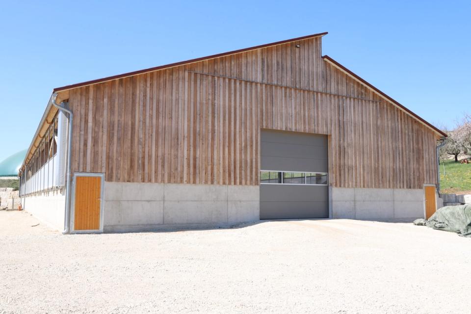 Stall Auhausen — Landwirtschaftliches Stallgebäude mit Holzfassade