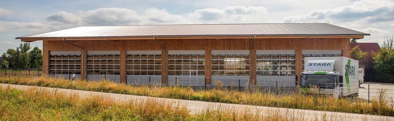 Grosse Holzlagerhalle mit sichtbarem Holztragwerk in Auhausen
