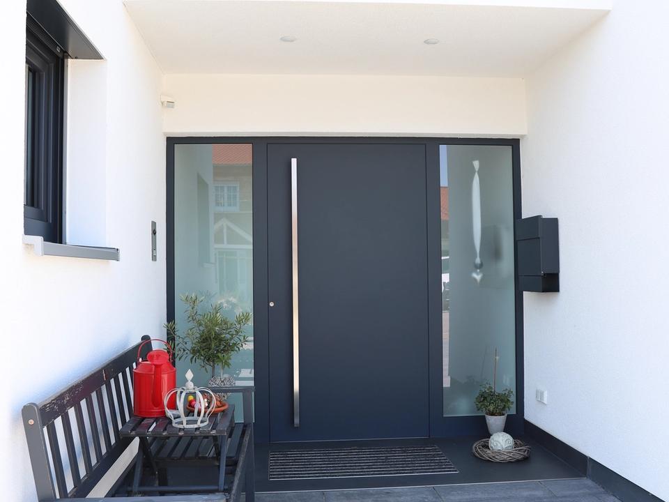 Anthrazitfarbene Haustür mit Glaselement