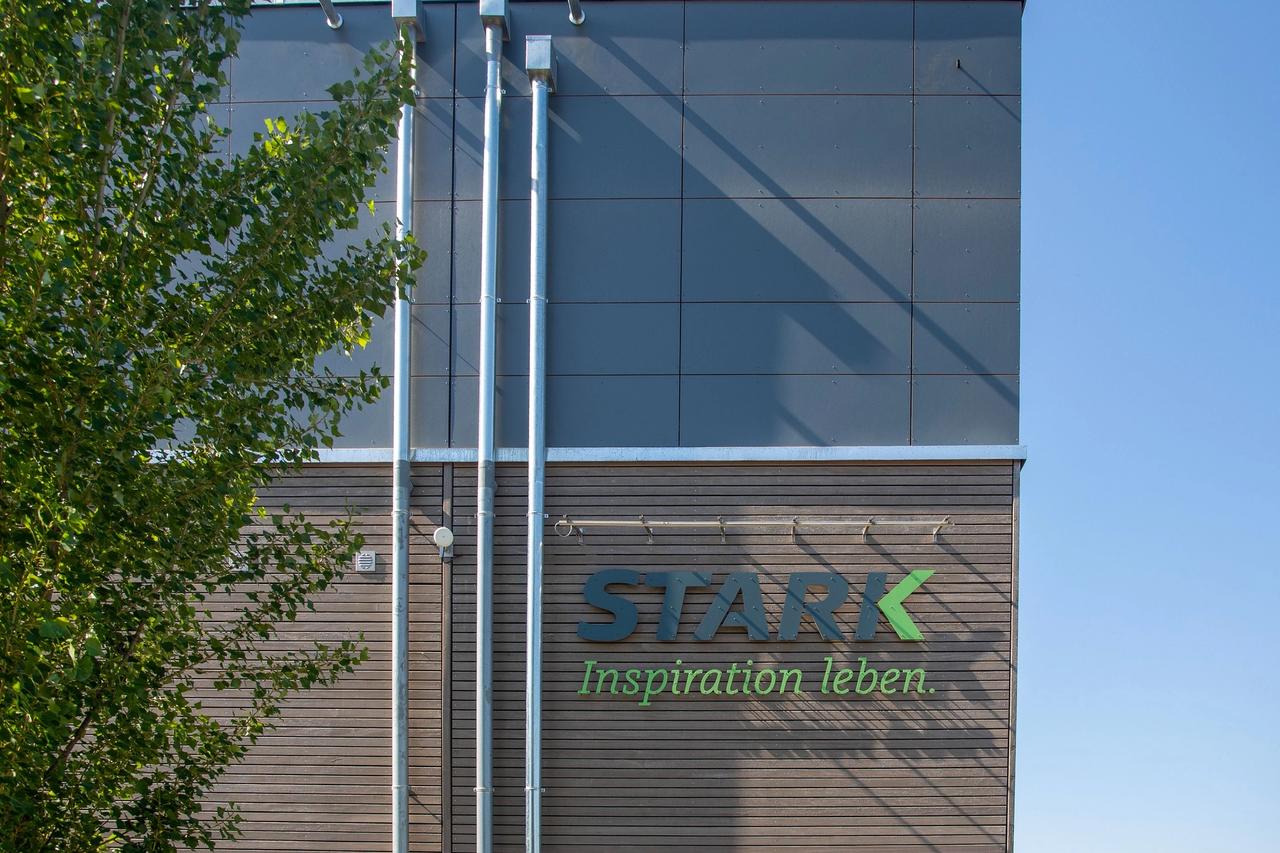 Fassadendetail mit STARK-Schriftzug