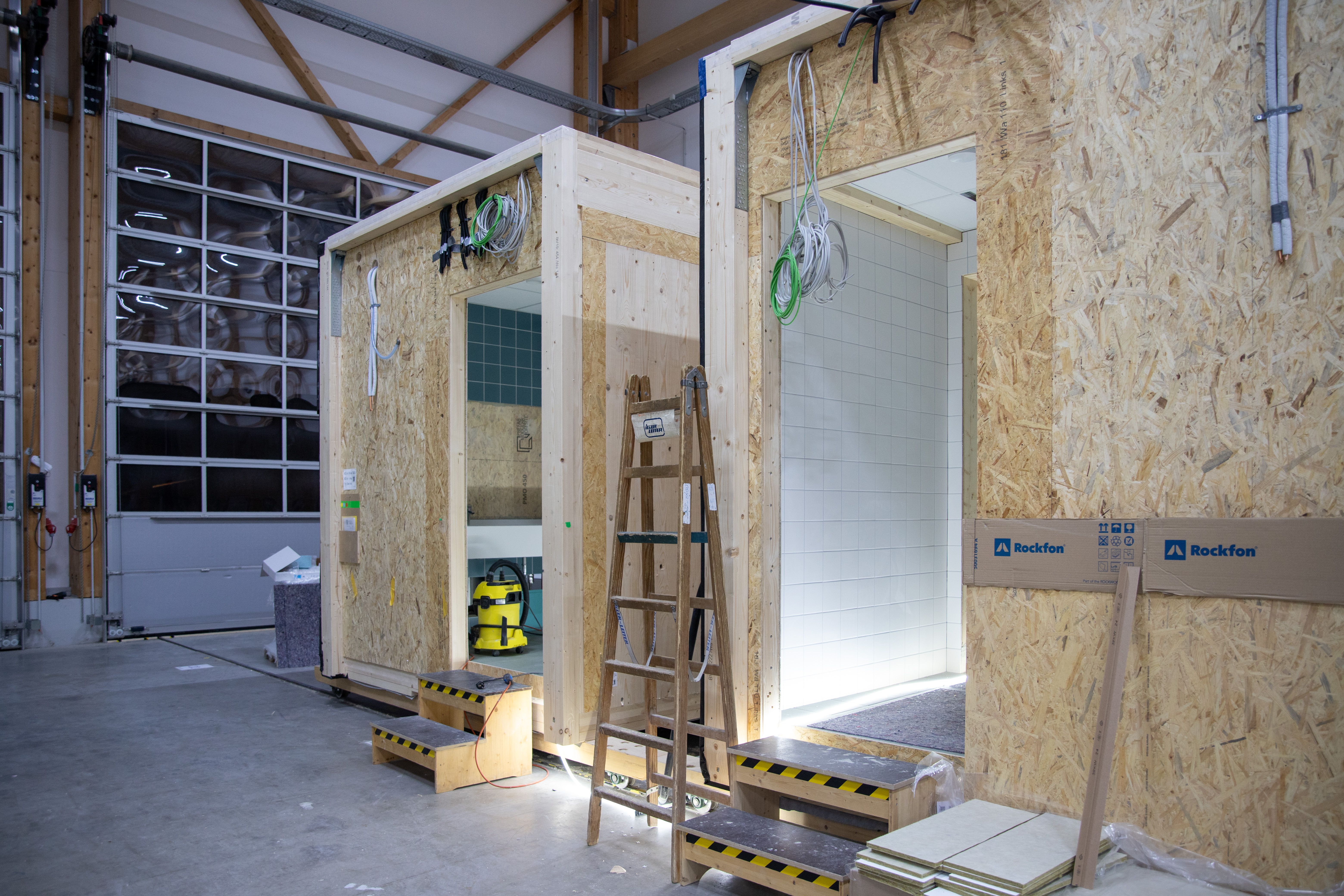 Sanitärmodule in der Endmontage vor dem Hallentor