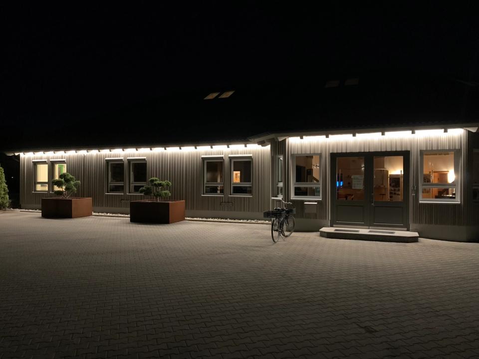 Ausstellung Auhausen — Gebäude bei Nacht, beleuchtete Fassade