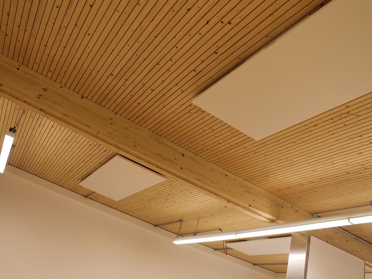 Werkstattdecke aus Holz mit Akustikpaneelen und Leuchten