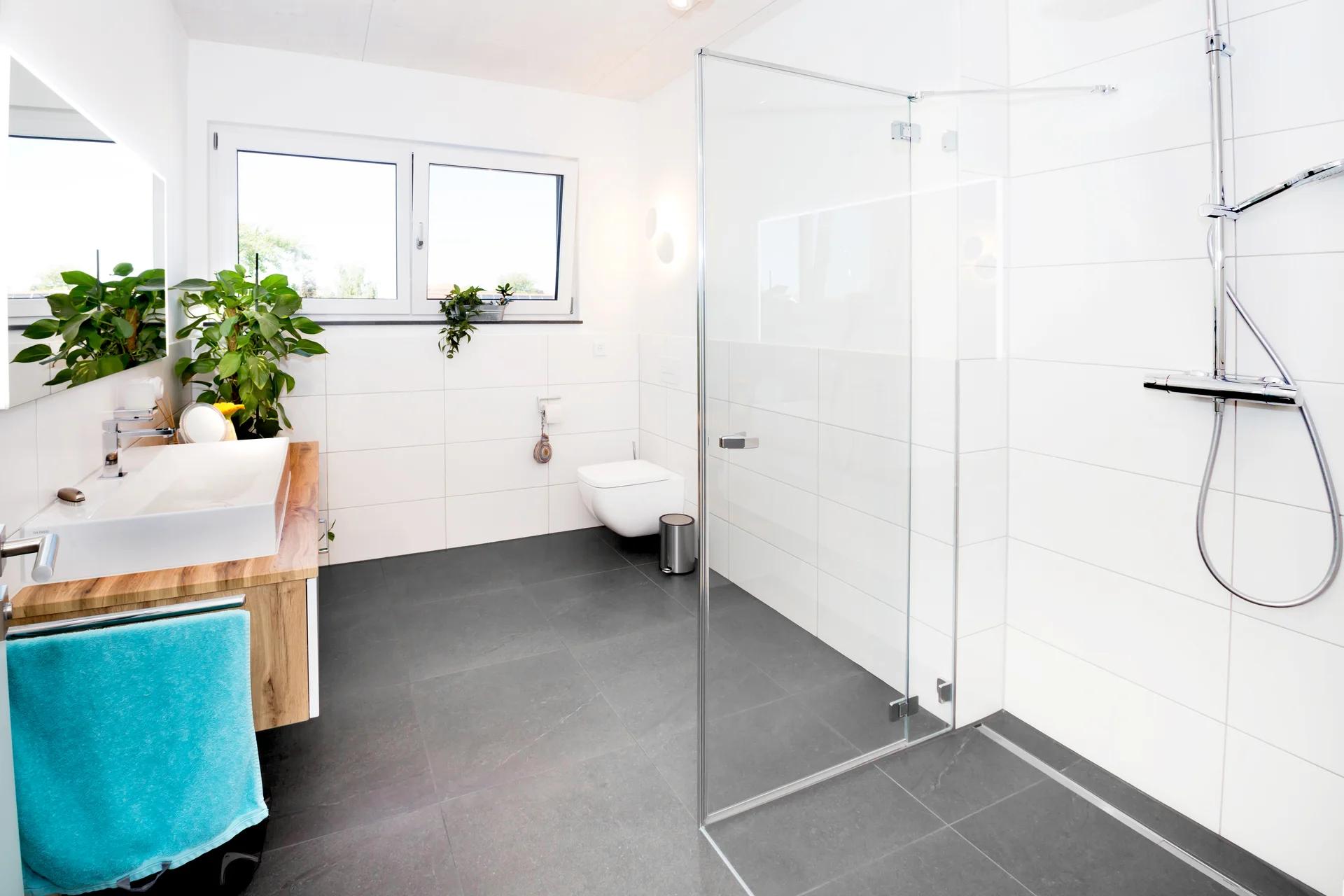 Modernes Bad mit ebenerdiger Glasdusche und Holzwaschtisch — Zimmerei Stark