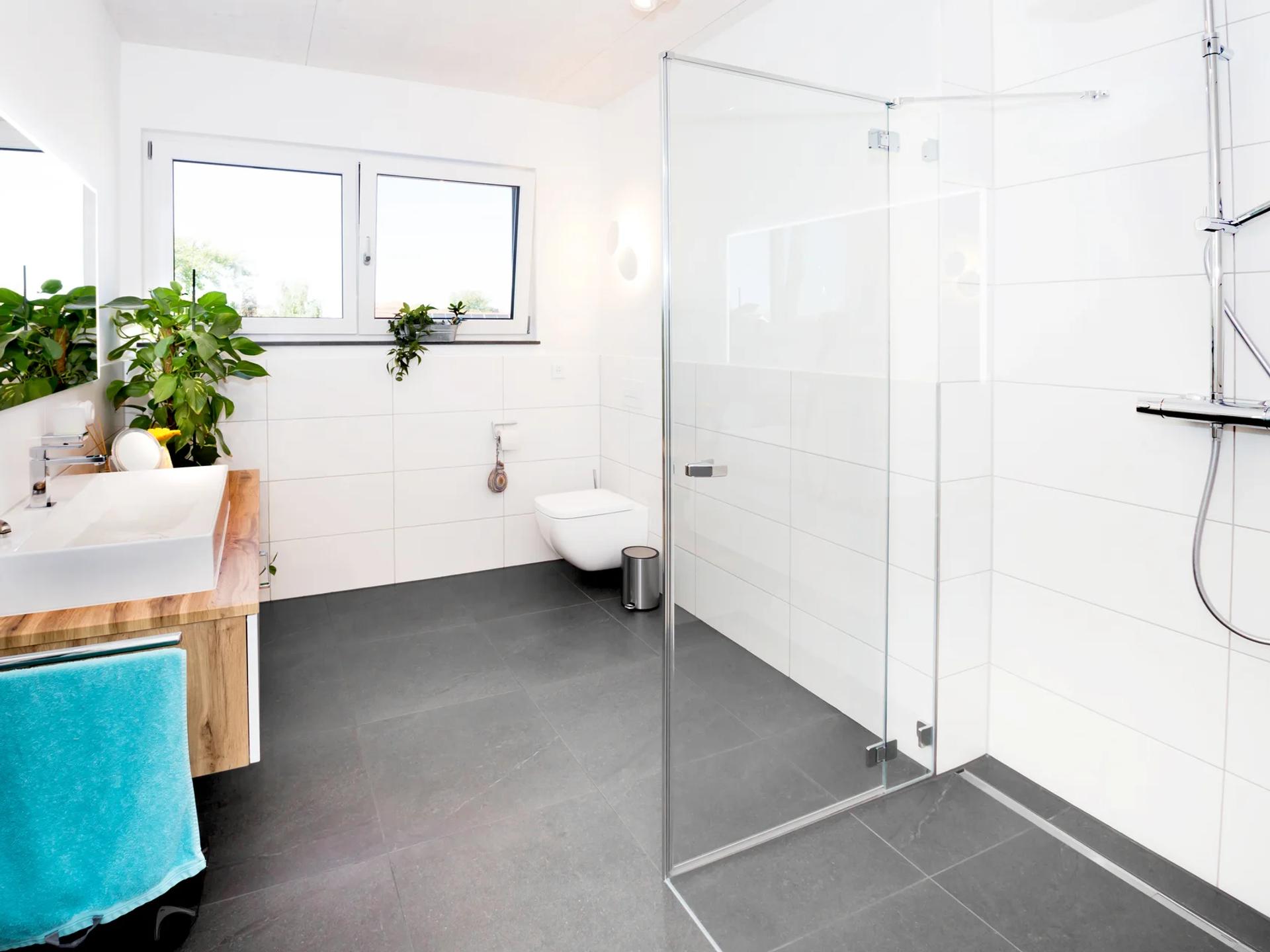 Modernes Bad mit ebenerdiger Glasdusche und Holzwaschtisch — Zimmerei Stark