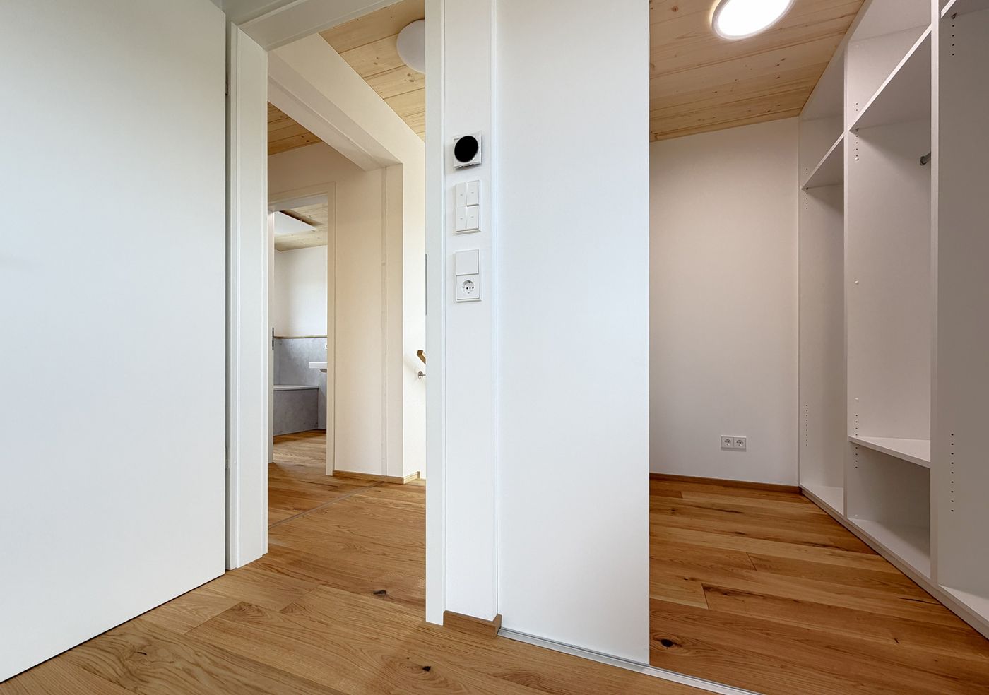 Das Schlafzimmer im Obergeschoss schließt an die eingebaute Ankleide an.