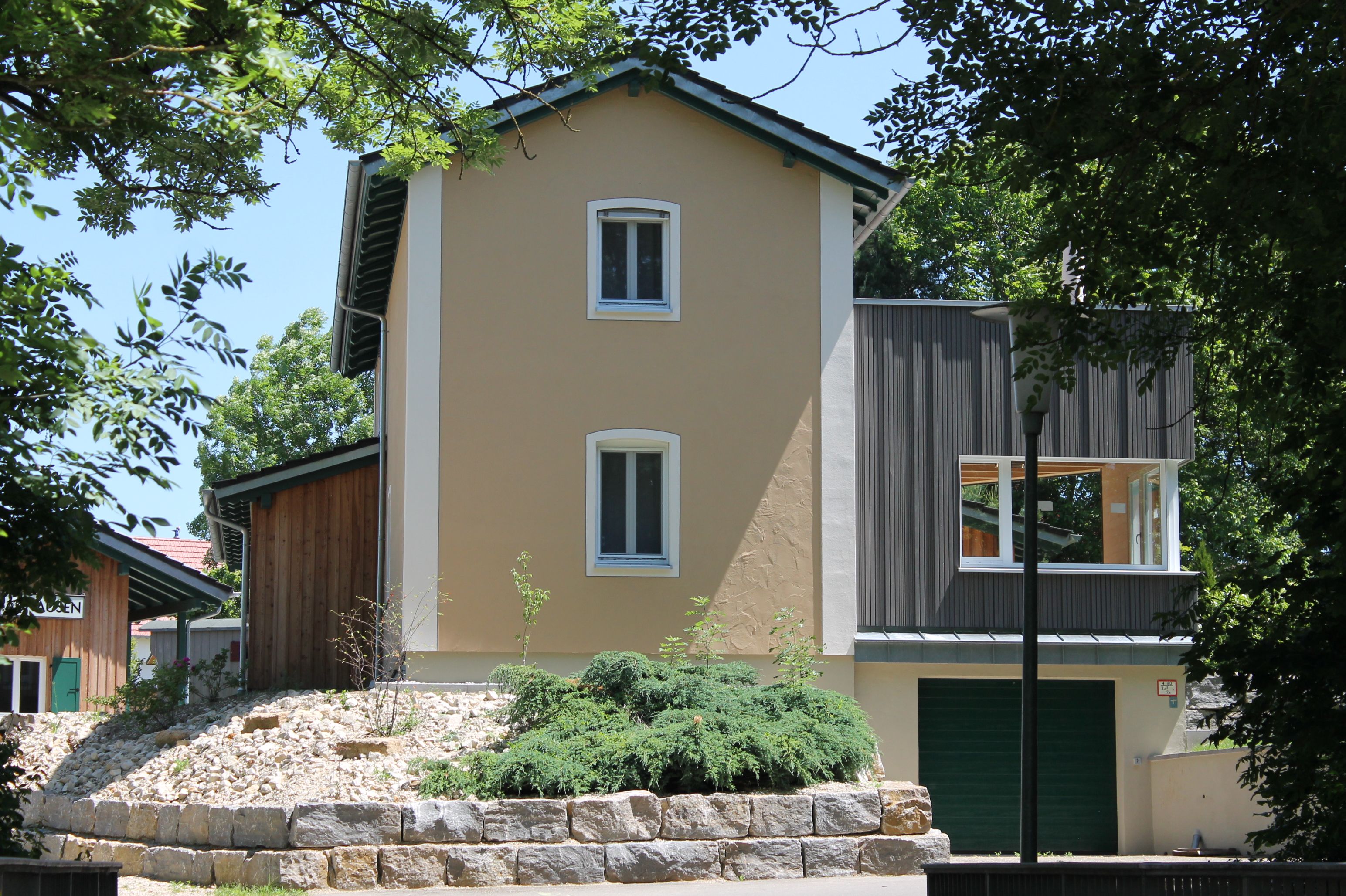 Der sanierte Bahnhof von 1848 mit modernem Holzanbau