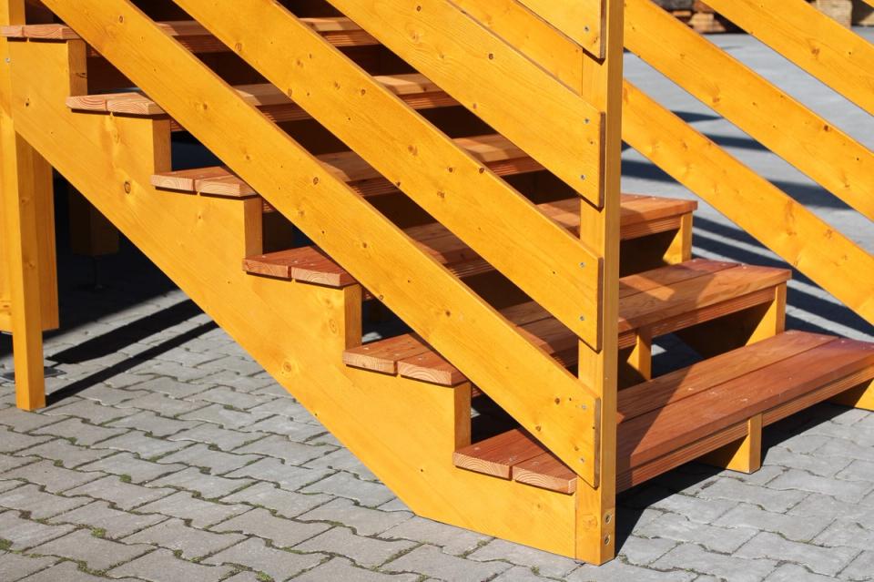 Holztreppe mit Geländer am Waldkindergartenwagen, Detail der Stufen