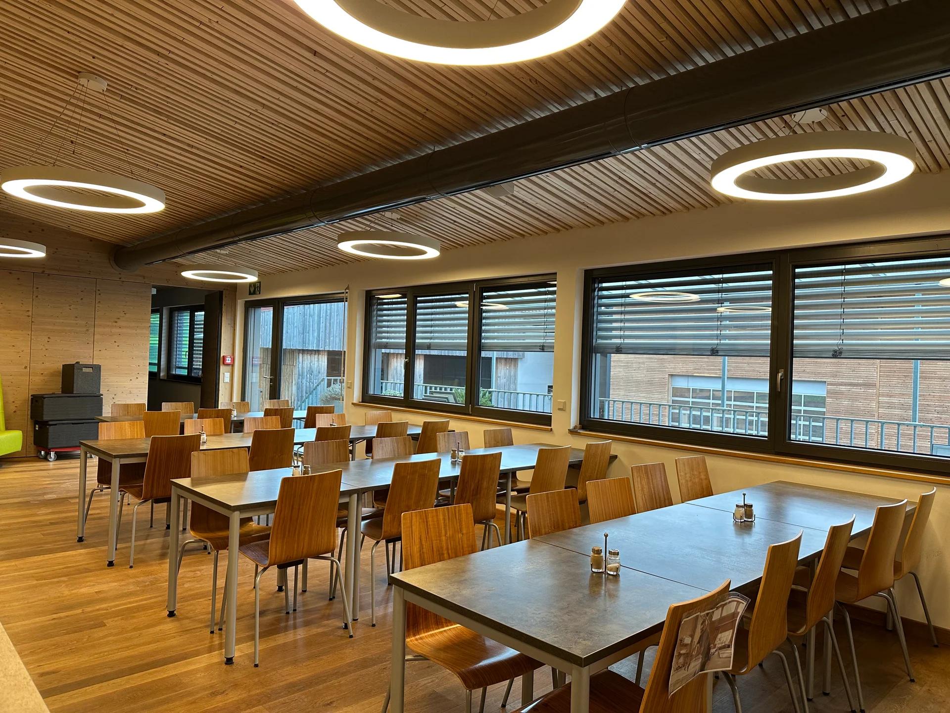 Moderne Betriebskantine mit Holzlamellendecke